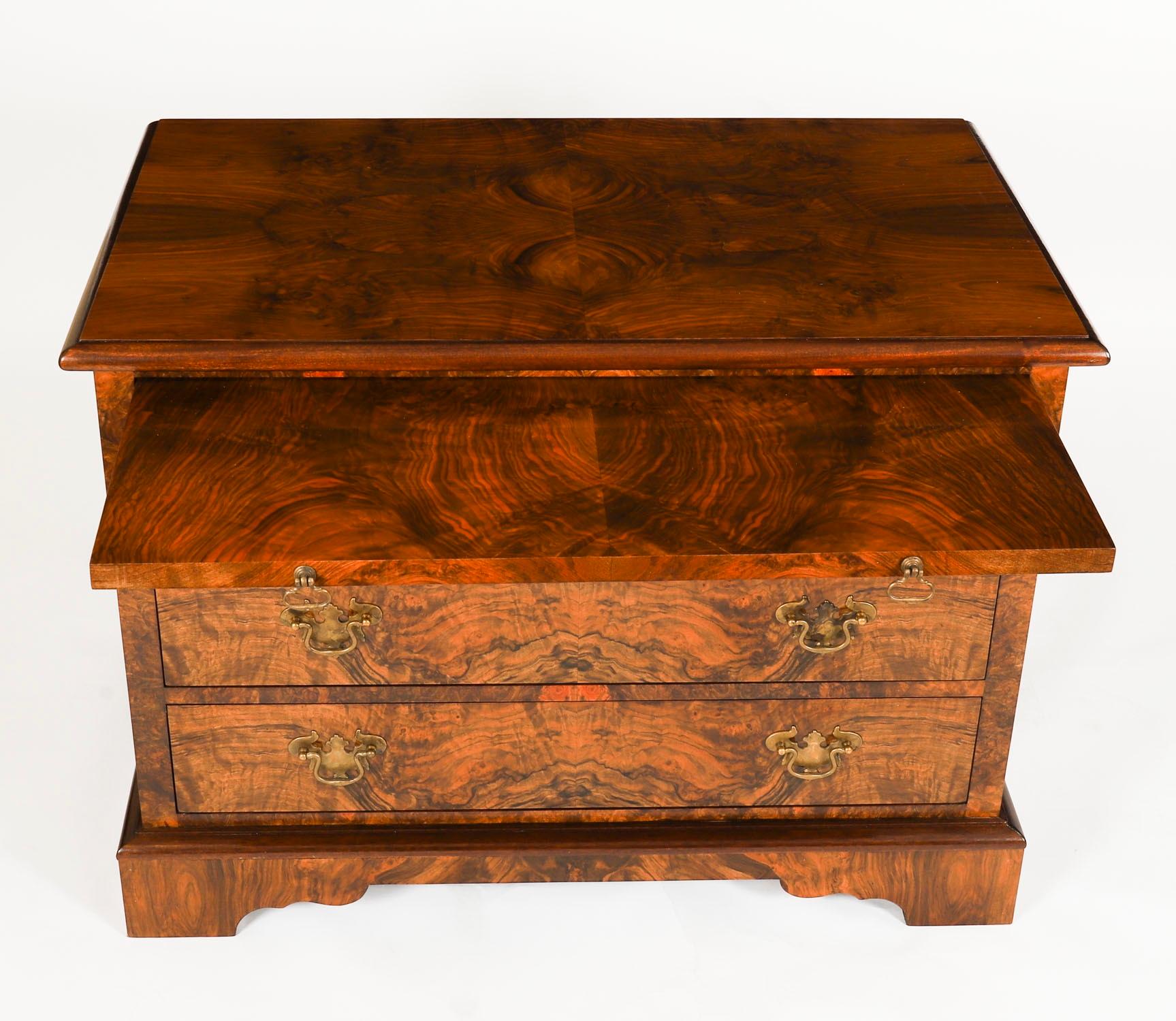 Vintage Pair of Burr Walnuss Nachttische Schränke mit Folien 63x85cm (Englisch) im Angebot