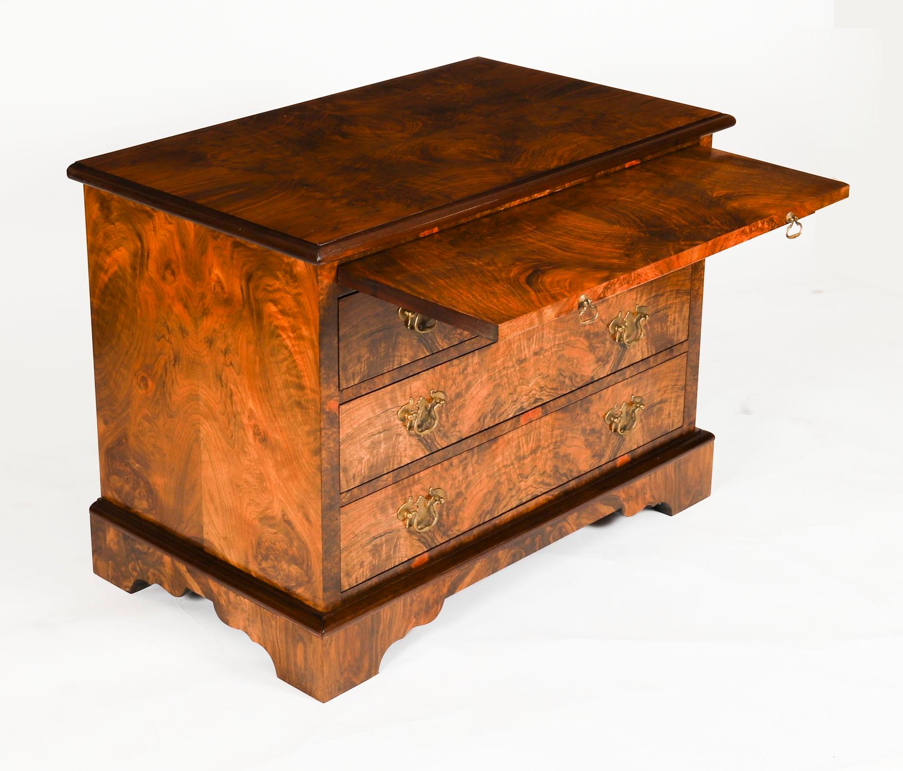 Vintage Pair of Burr Walnuss Nachttische Schränke mit Folien 63x85cm im Zustand „Gut“ im Angebot in London, GB