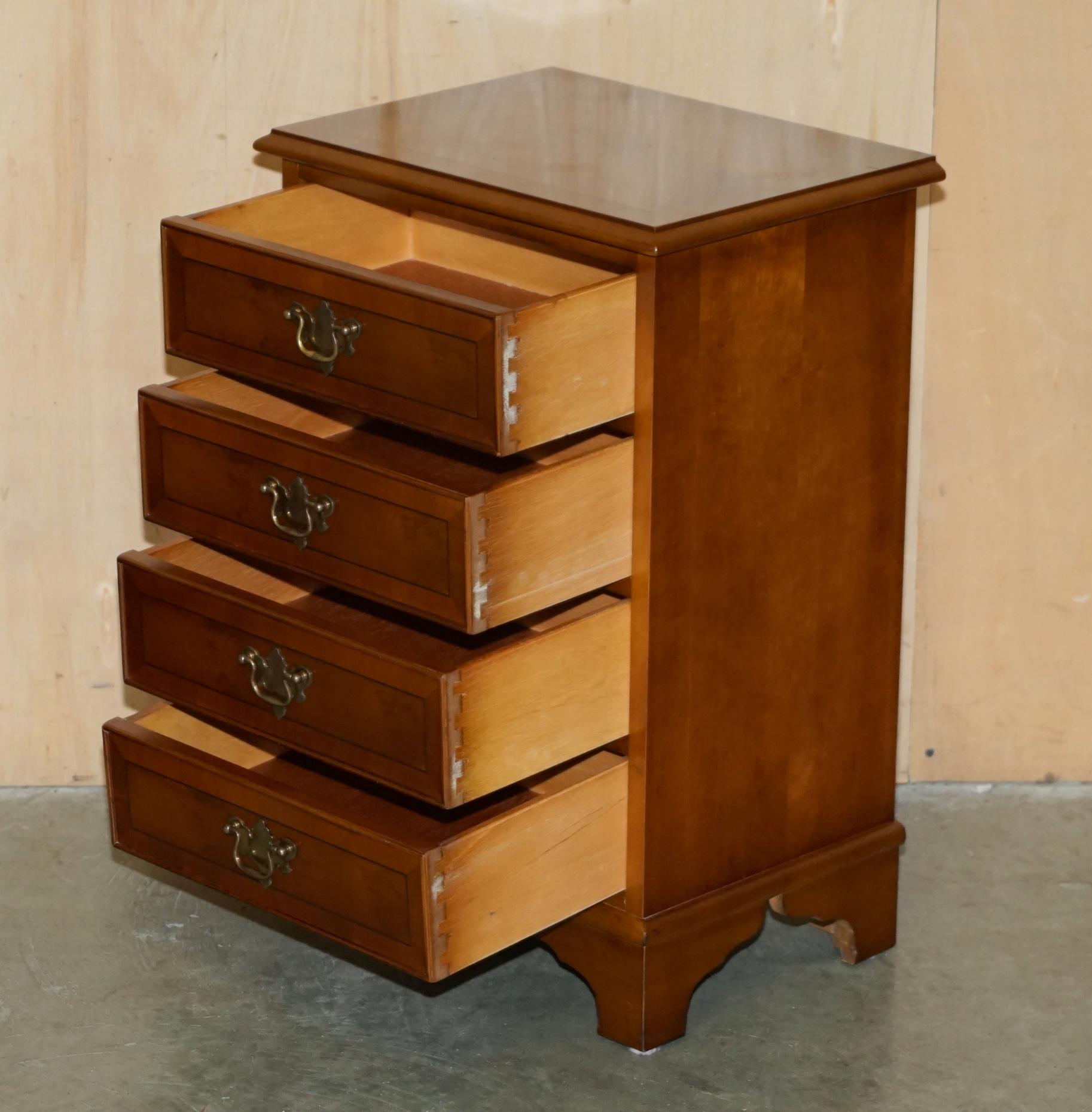 VINTAGE PAAR VON BURR WALNUSS NACHTSTÄNDE BEI DEN TISCHSCHUBLADEN TEIL EINER SUITE 3
