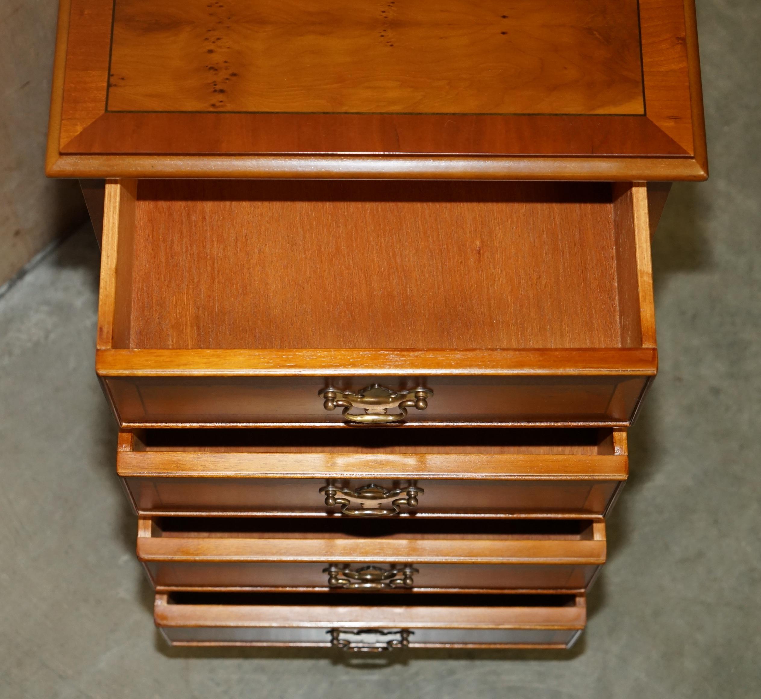 VINTAGE PAAR VON BURR WALNUSS NACHTSTÄNDE BEI DEN TISCHSCHUBLADEN TEIL EINER SUITE 4