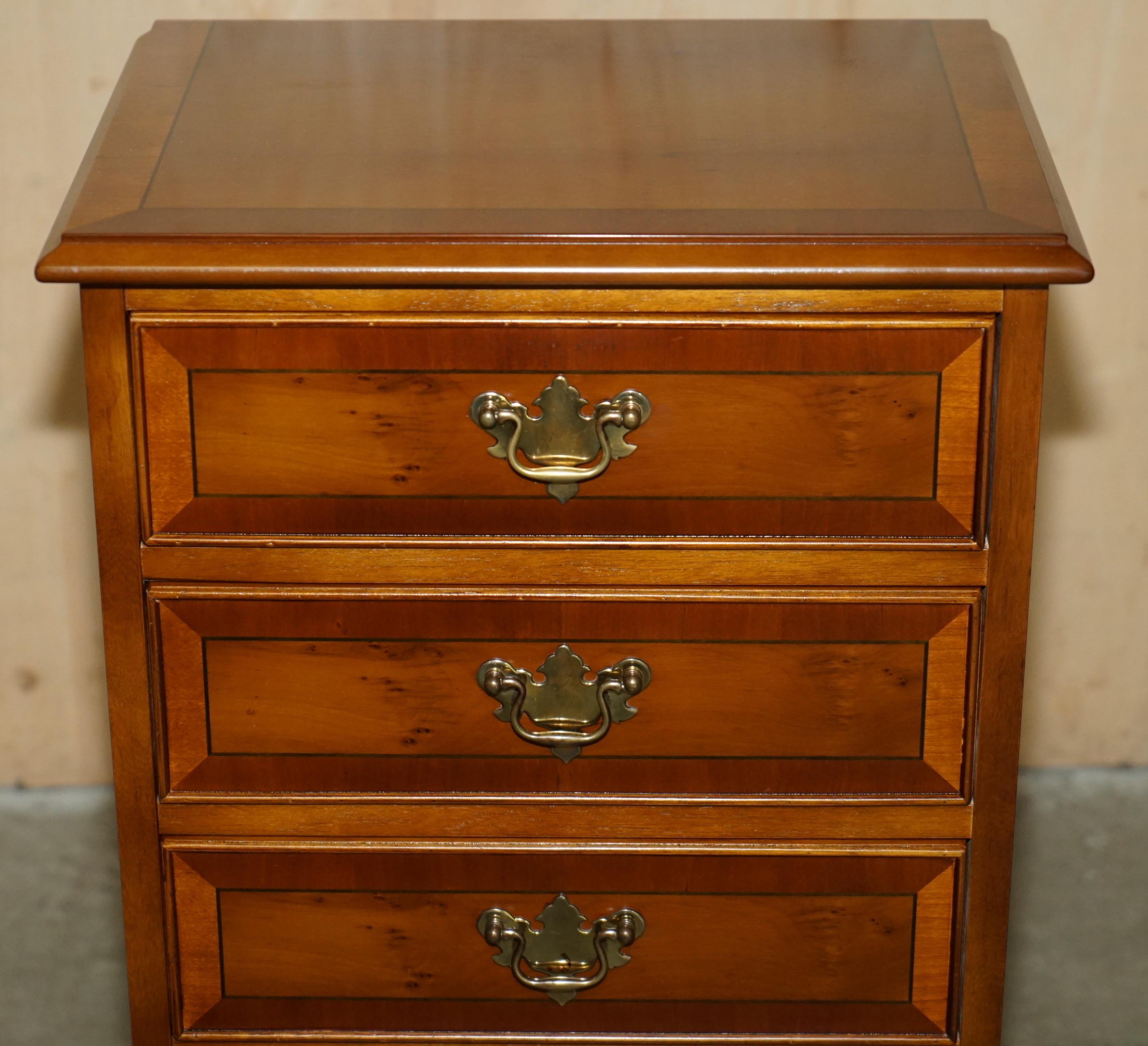 VINTAGE PAAR VON BURR WALNUSS NACHTSTÄNDE BEI DEN TISCHSCHUBLADEN TEIL EINER SUITE 8