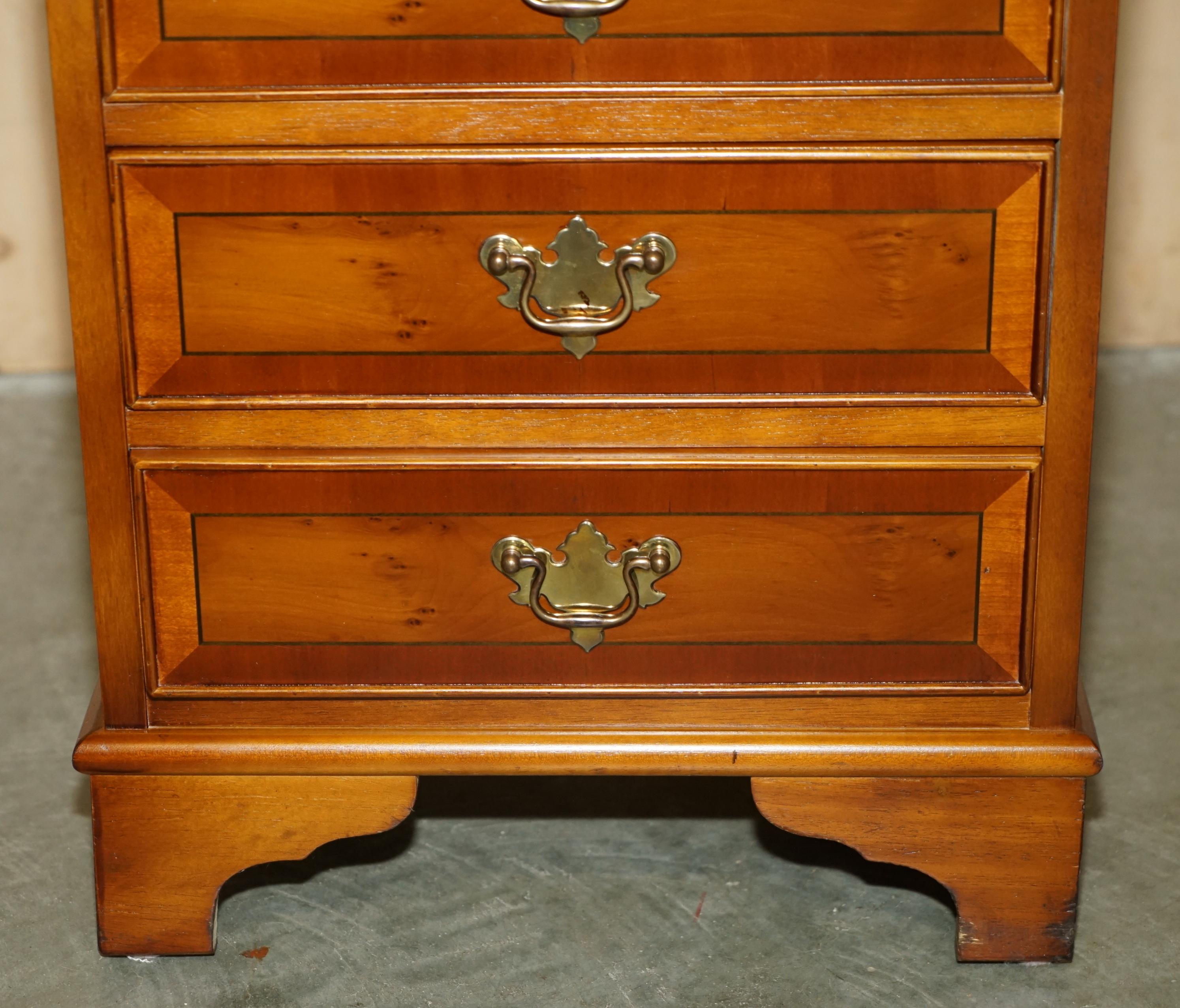 VINTAGE PAAR VON BURR WALNUSS NACHTSTÄNDE BEI DEN TISCHSCHUBLADEN TEIL EINER SUITE 9