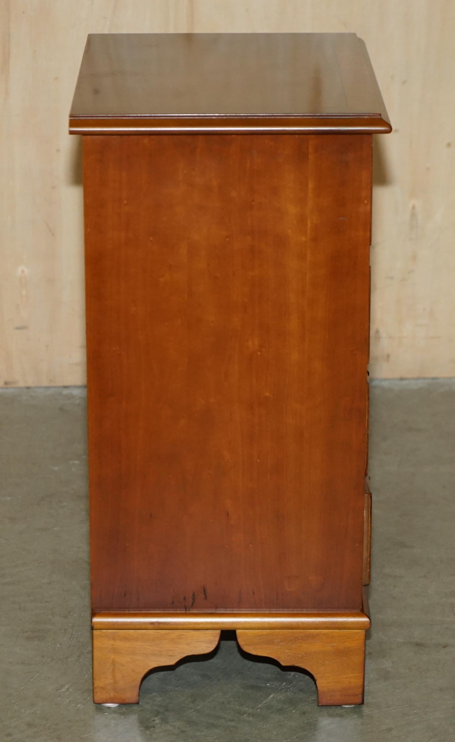 VINTAGE PAAR VON BURR WALNUSS NACHTSTÄNDE BEI DEN TISCHSCHUBLADEN TEIL EINER SUITE 10