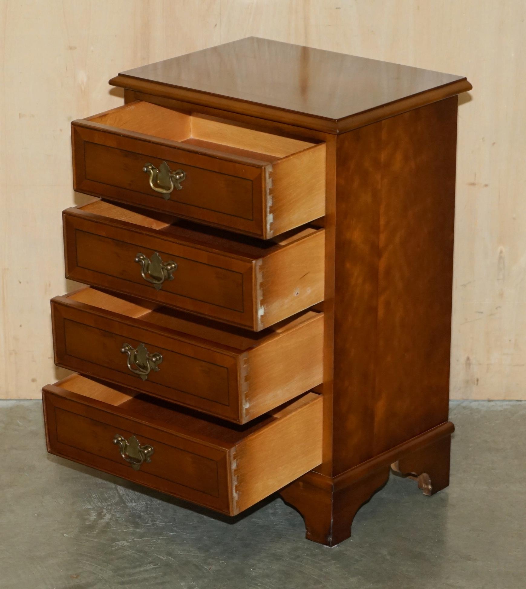 VINTAGE PAAR VON BURR WALNUSS NACHTSTÄNDE BEI DEN TISCHSCHUBLADEN TEIL EINER SUITE 11