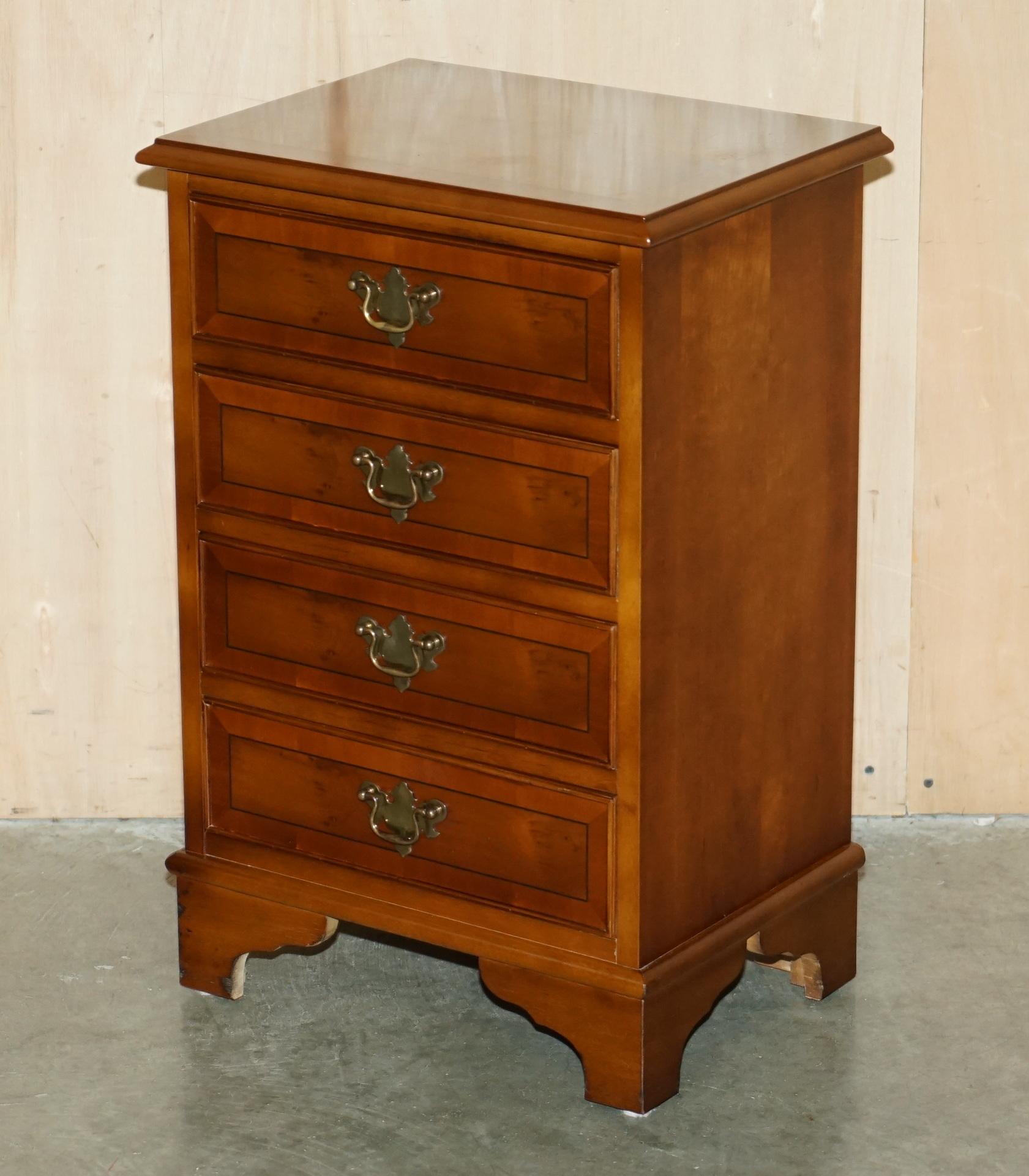 Royal House Antiques

Royal House Antiques freut sich, dieses atemberaubende Paar Nachttisch-Schubladen aus Wurzelnussholz, die Teil einer kleinen Suite sind, zum Verkauf anzubieten

Bitte beachten Sie die Lieferkosten aufgeführt ist nur ein