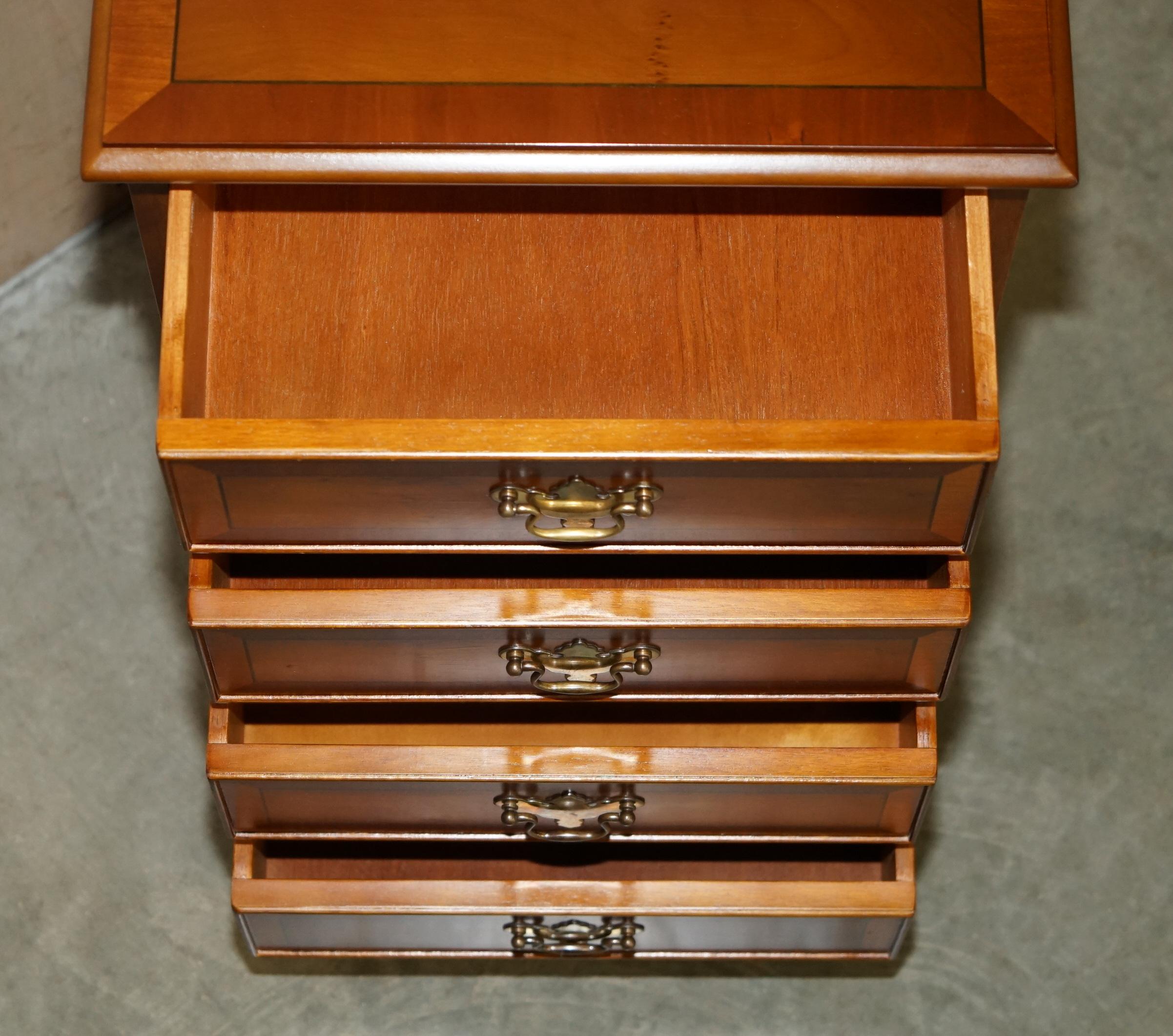 VINTAGE PAAR VON BURR WALNUSS NACHTSTÄNDE BEI DEN TISCHSCHUBLADEN TEIL EINER SUITE 12