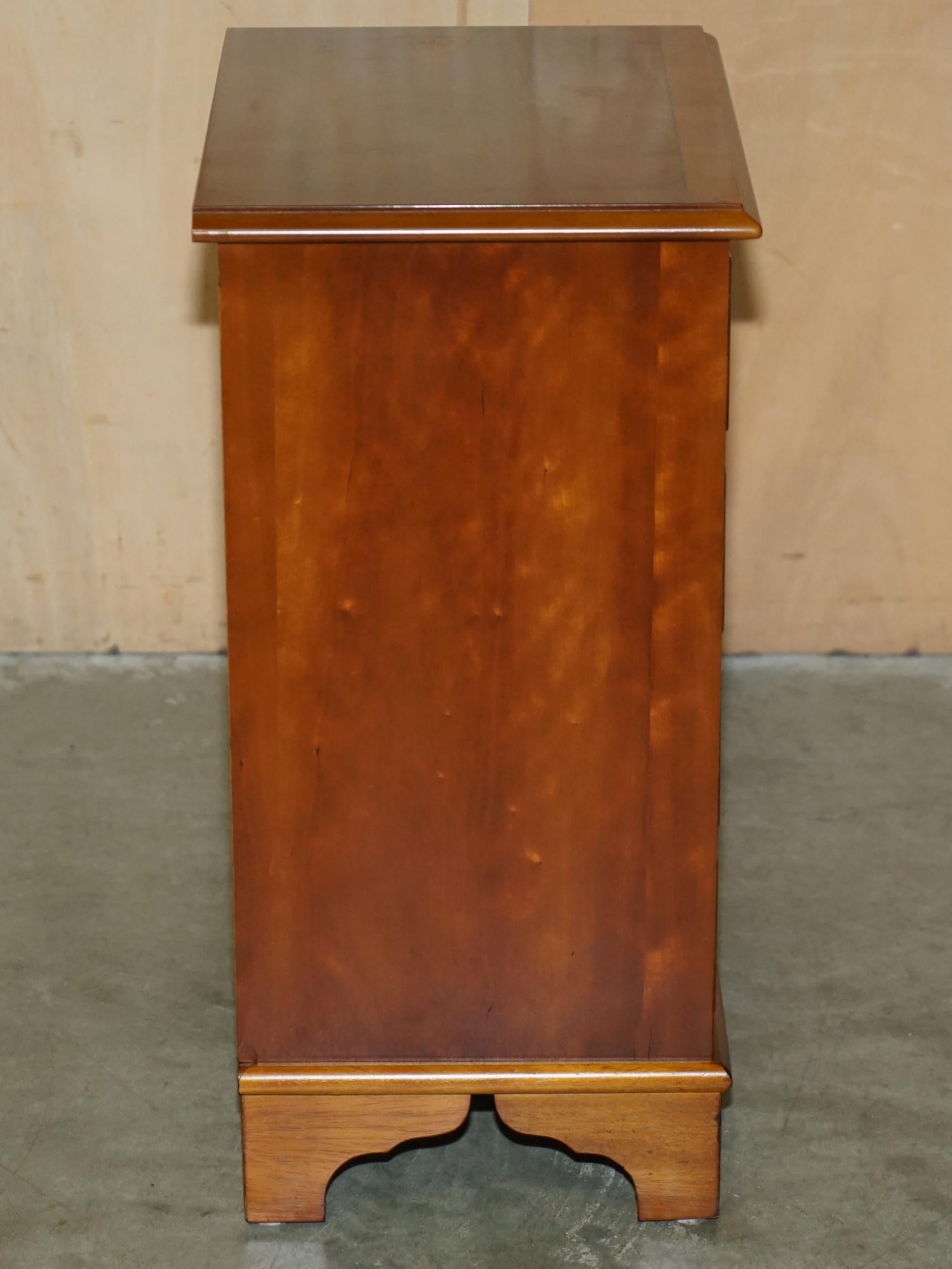 VINTAGE PAAR VON BURR WALNUSS NACHTSTÄNDE BEI DEN TISCHSCHUBLADEN TEIL EINER SUITE (Walnuss)