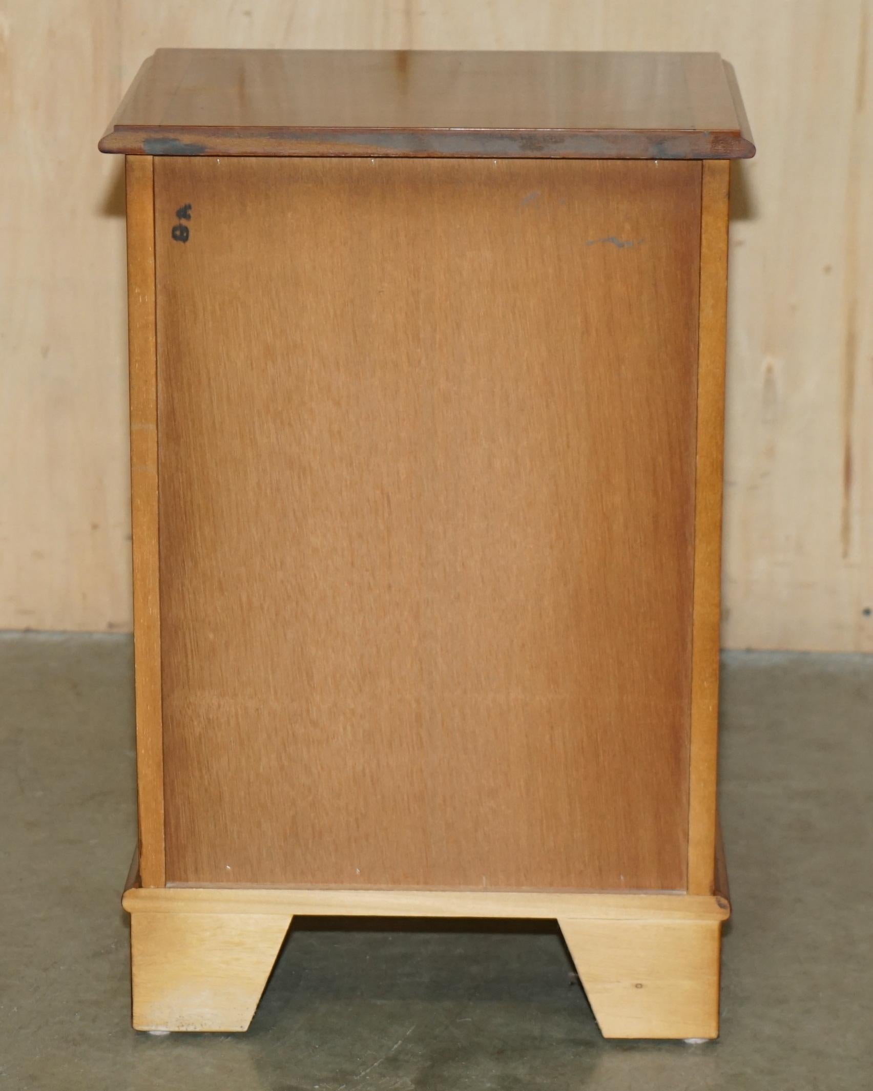 VINTAGE PAAR VON BURR WALNUSS NACHTSTÄNDE BEI DEN TISCHSCHUBLADEN TEIL EINER SUITE 1