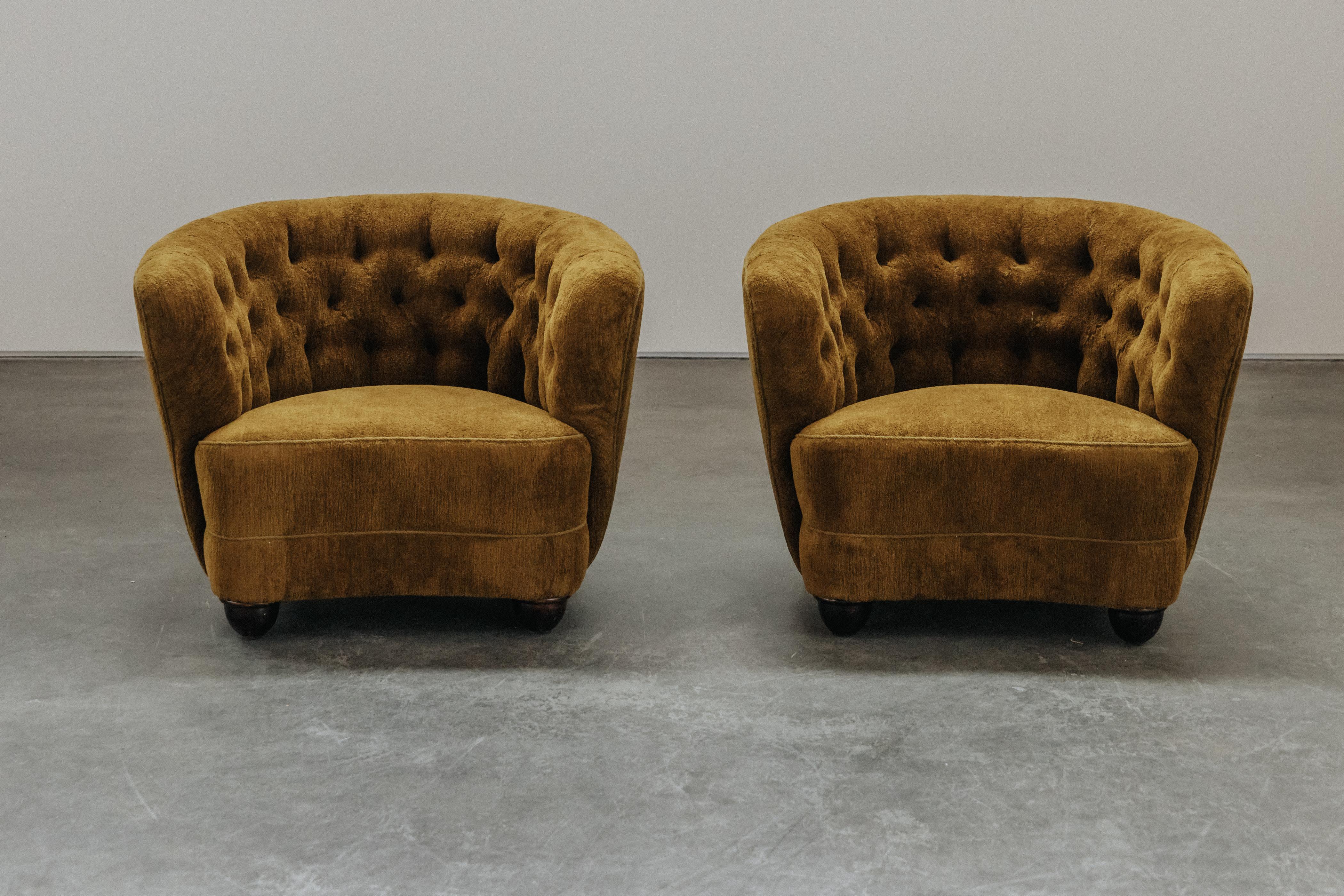 Vintage Pair of Cabinetmaker Lounge Chairs aus Dänemark, CIRCA 1950.  Hübsches, tonnenförmiges Modell, später in Dänemark mit einem weichen Chenille-Stoff gepolstert.
Erstklassiger Zustand.