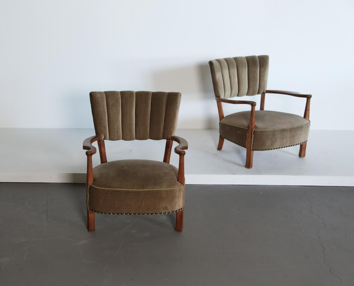 Vintage Pair of Cabinetmaker Lounge Chairs aus Dänemark, CIRCA 1950 von Henning Kjærnulf, Dänemark.  Eichenholzrahmen in gutem Originalzustand mit schönem gleichmäßigen Ton und Patina.  Originalstoff mit leichten Gebrauchs- und Abnutzungsspuren,