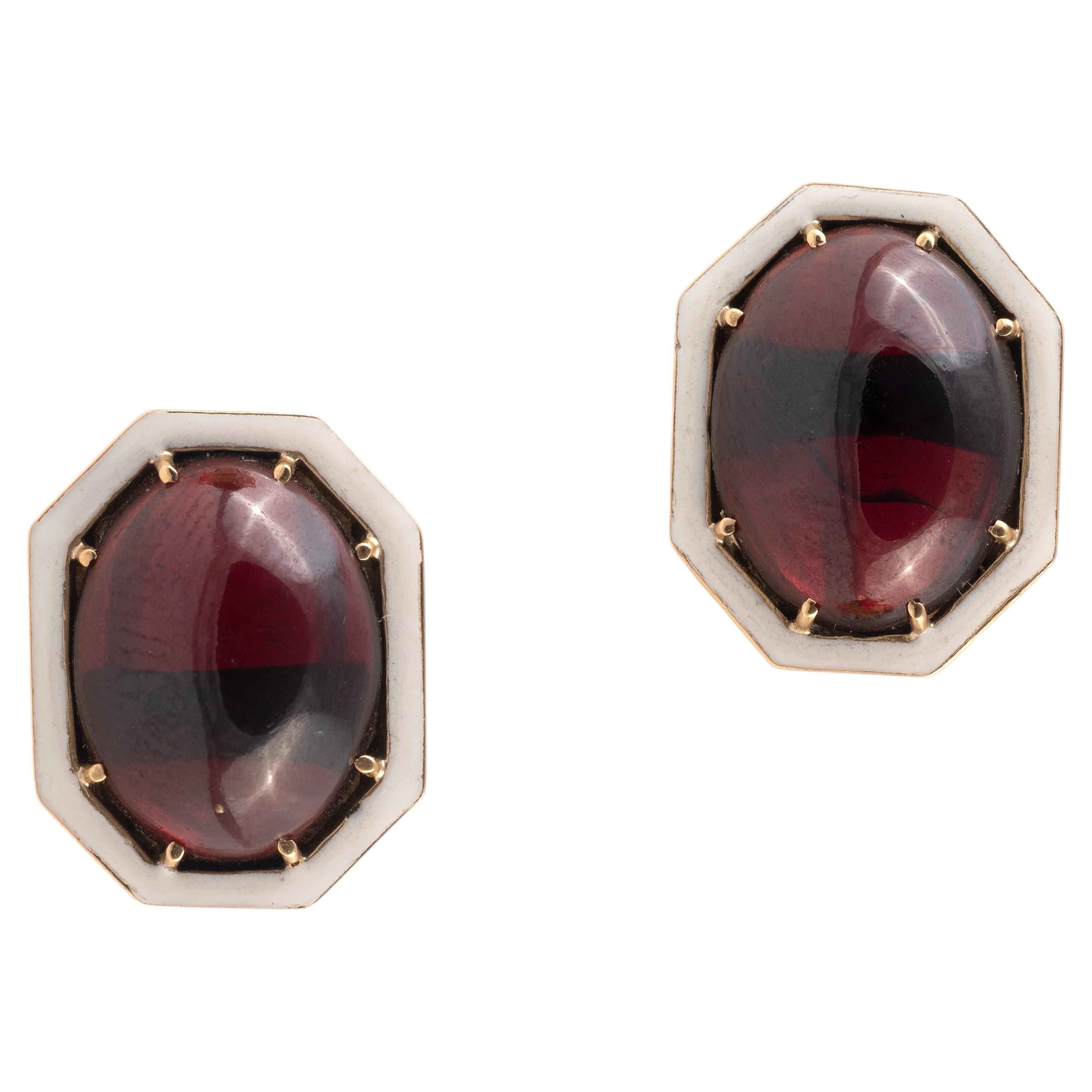 Vintage Pair Cabochon Granat und weißem Emaille 18kt Gelbgold Ohrringe im Angebot