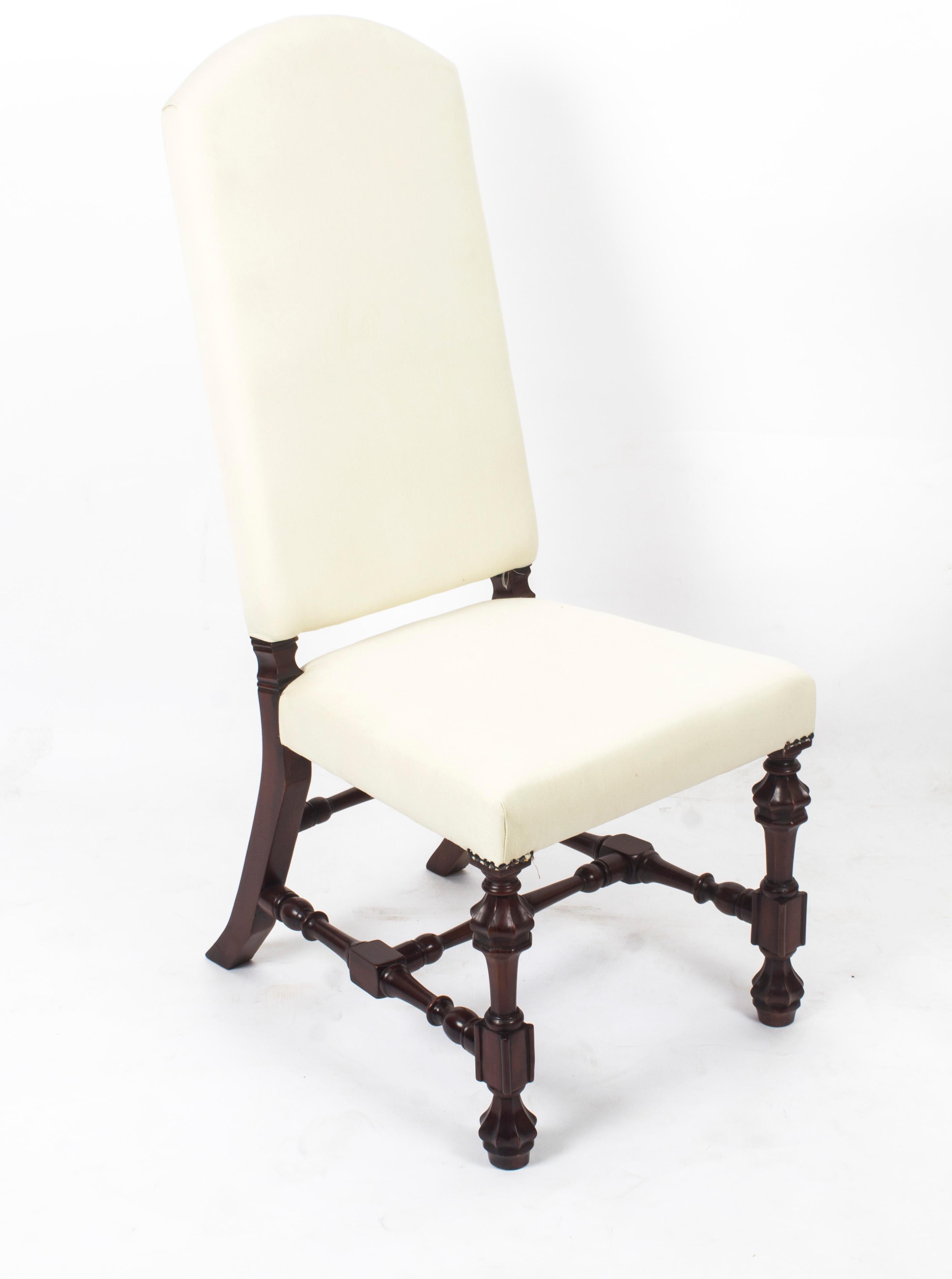 Une paire de chaises à dossier haut rembourrées de fabrication anglaise absolument fantastique, datant de la fin du 20e siècle.

Ces chaises ont été fabriquées à la main en acajou massif et l'ensemble comprend douze chaises d'appoint, toutes dotées