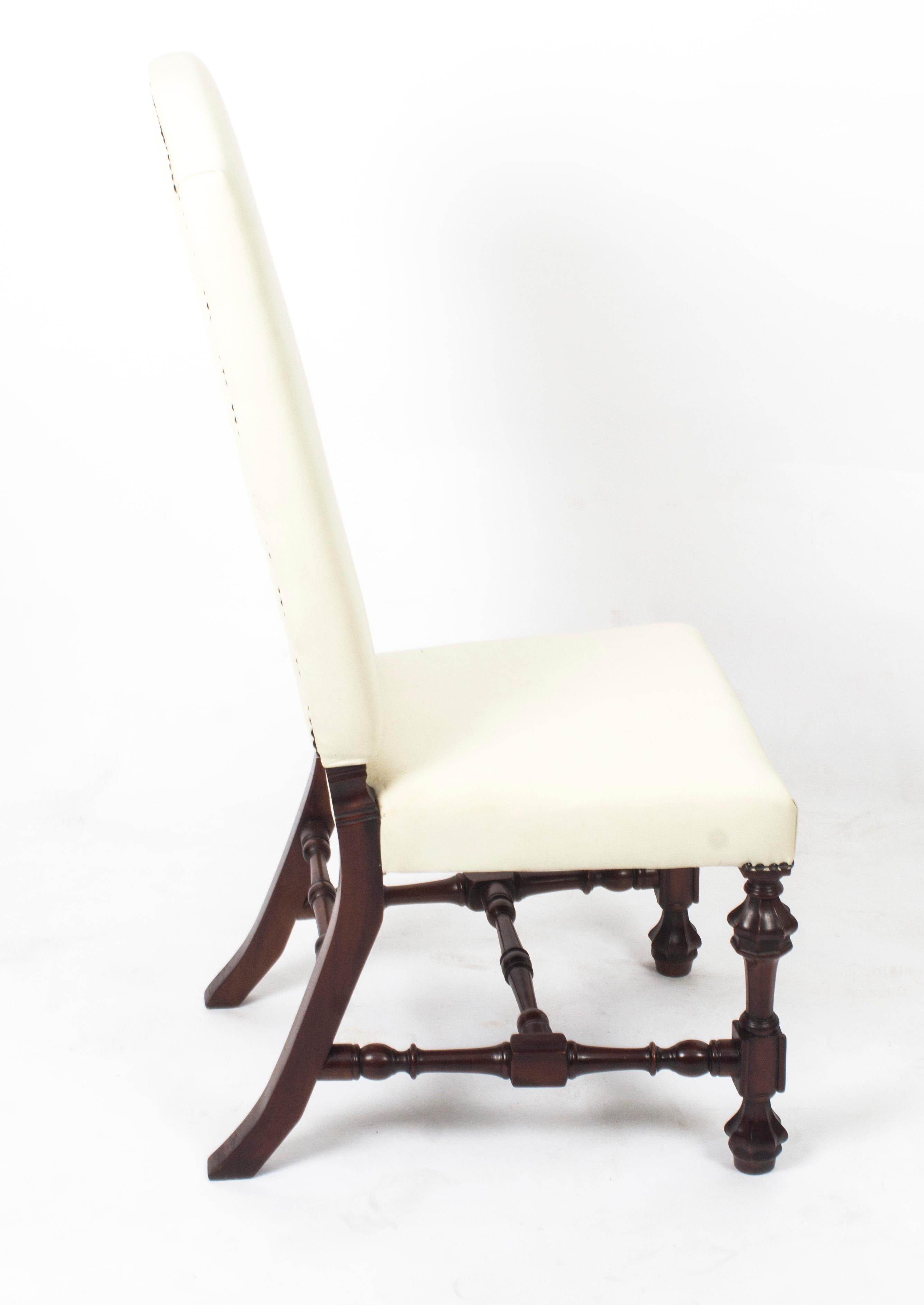 Paire de chaises de salle à manger à dossier haut de style Carolean 20ème siècle en vente 1