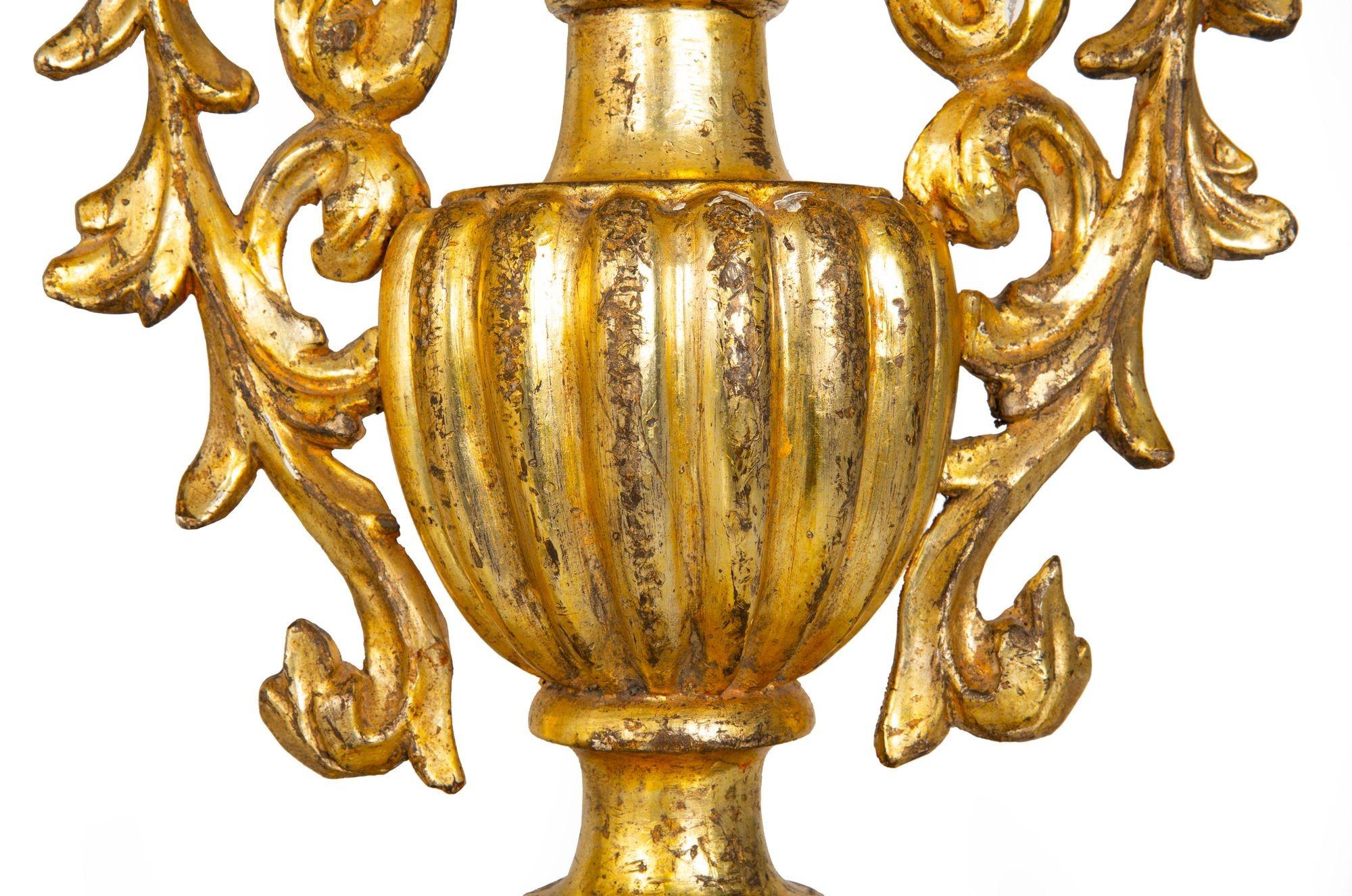Paire de lampes de table en bois doré sculpté en vente 3