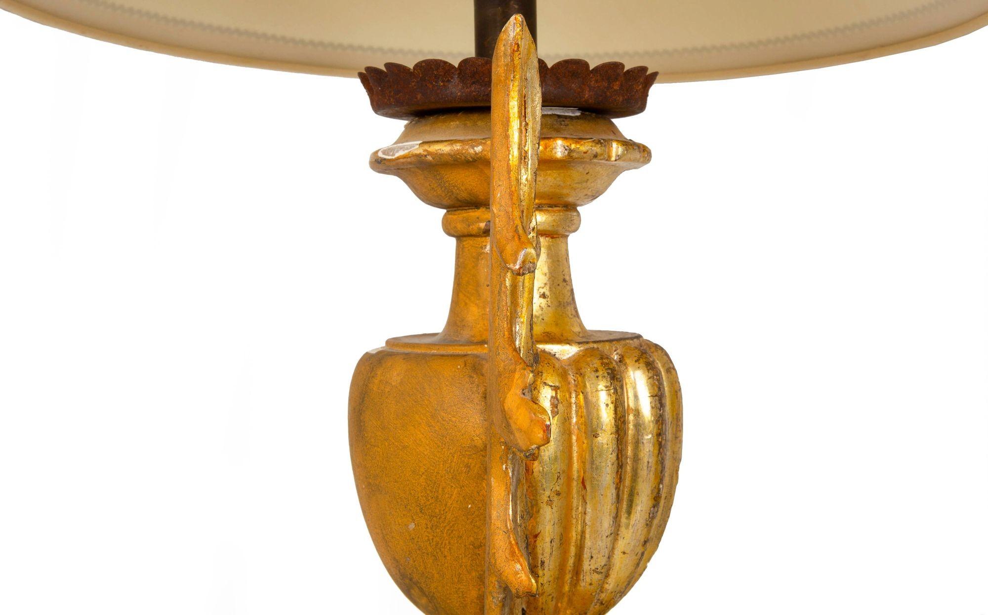 Paire de lampes de table en bois doré sculpté en vente 4