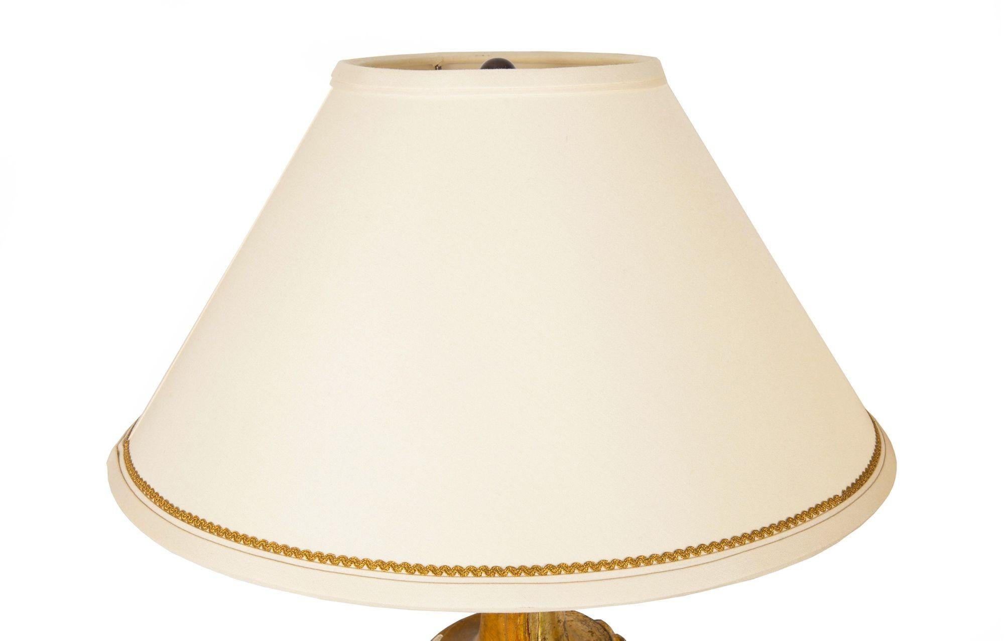Paire de lampes de table en bois doré sculpté en vente 5