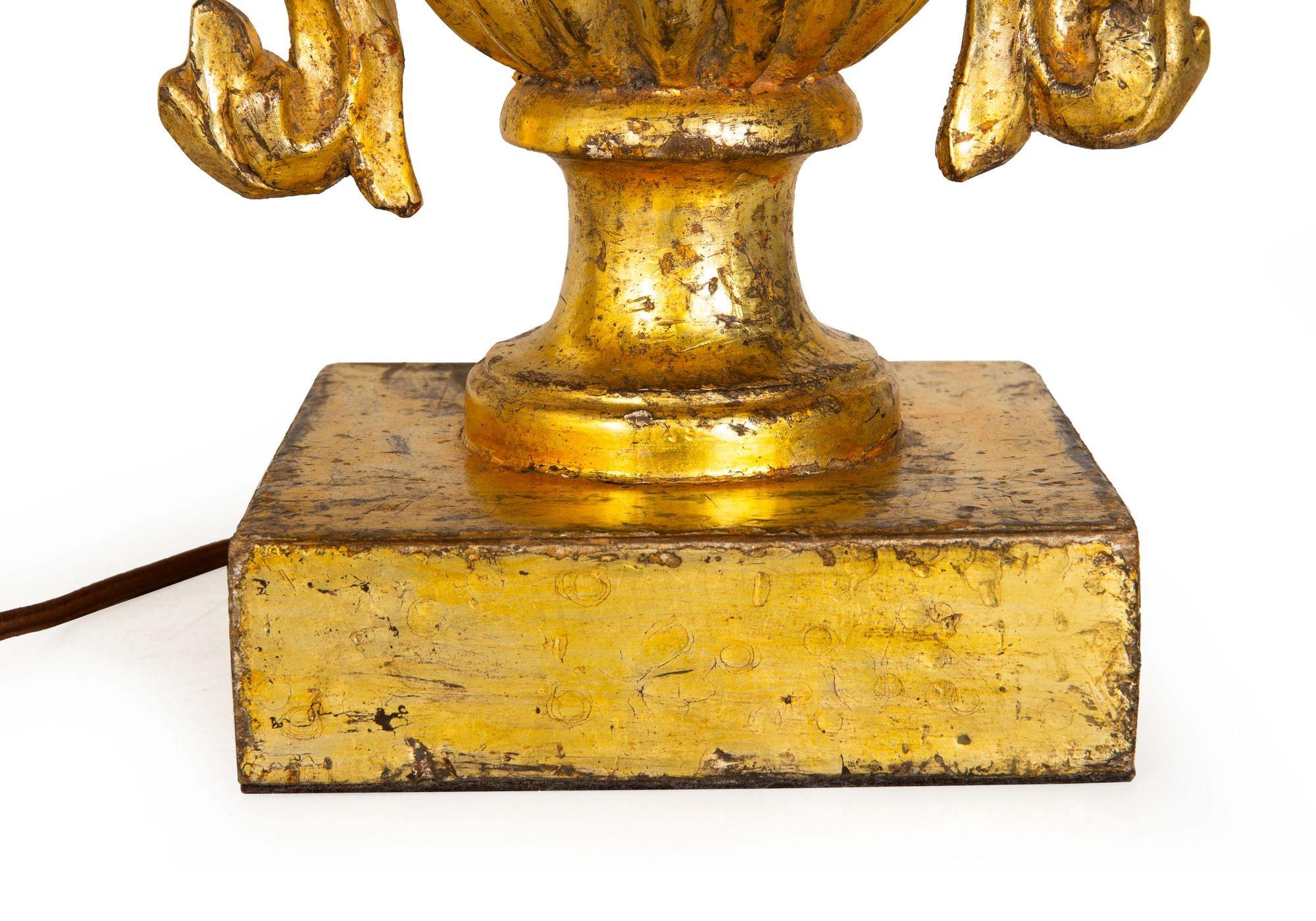 Paire de lampes de table en bois doré sculpté en vente 6
