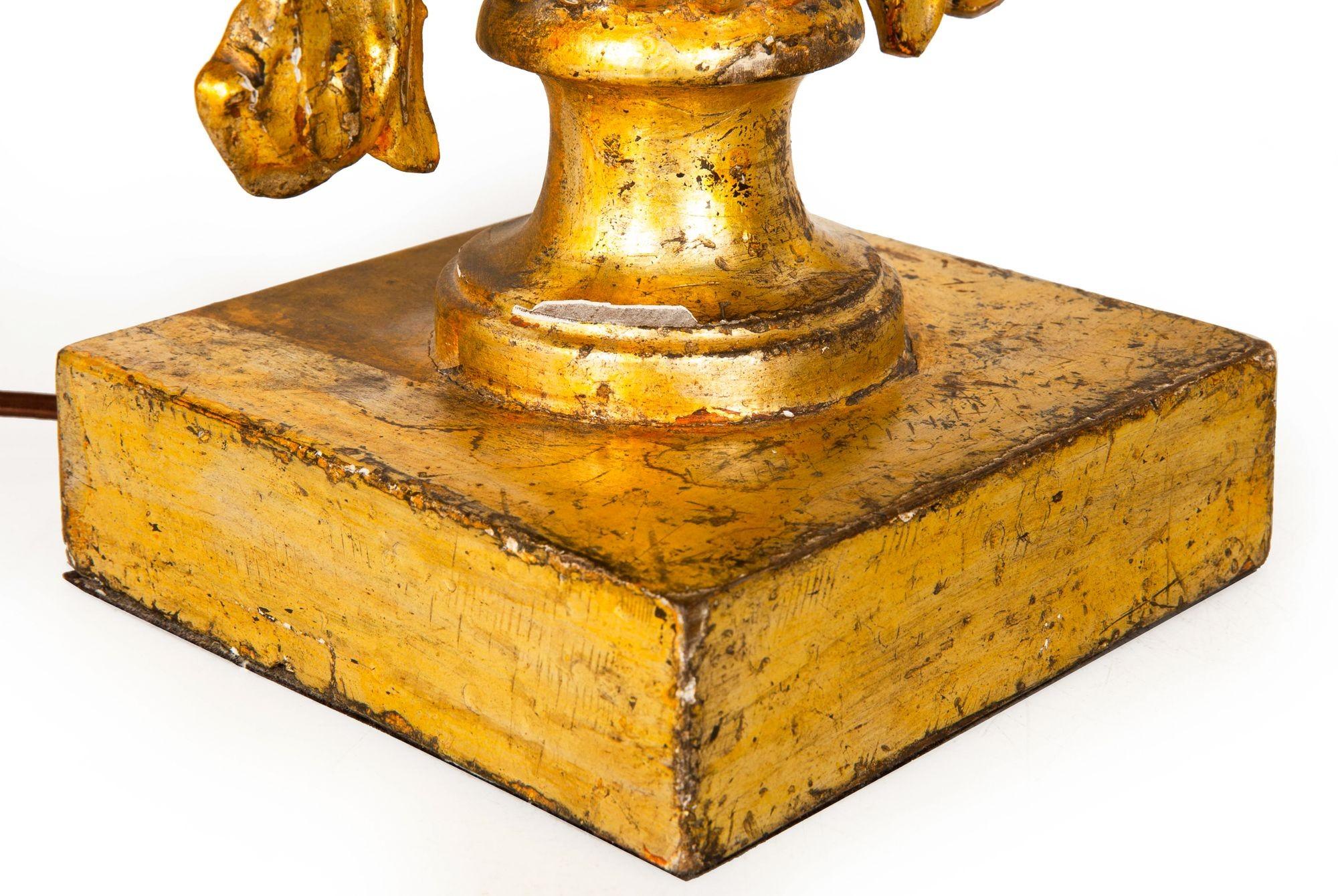 Paire de lampes de table en bois doré sculpté en vente 7