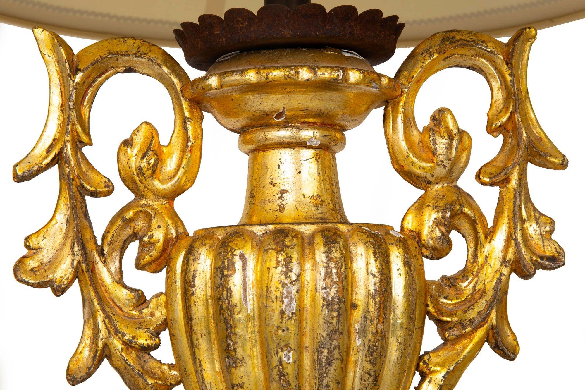 Paire de lampes de table en bois doré sculpté en vente 8