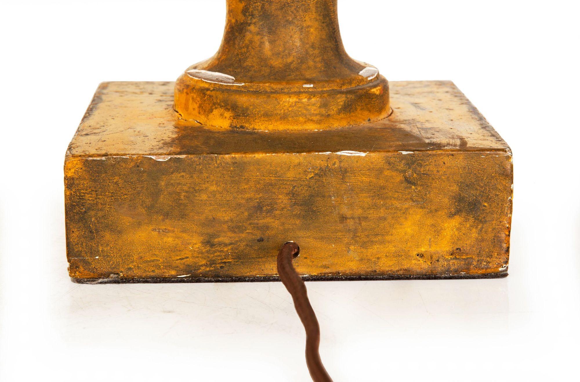 Paire de lampes de table en bois doré sculpté en vente 11