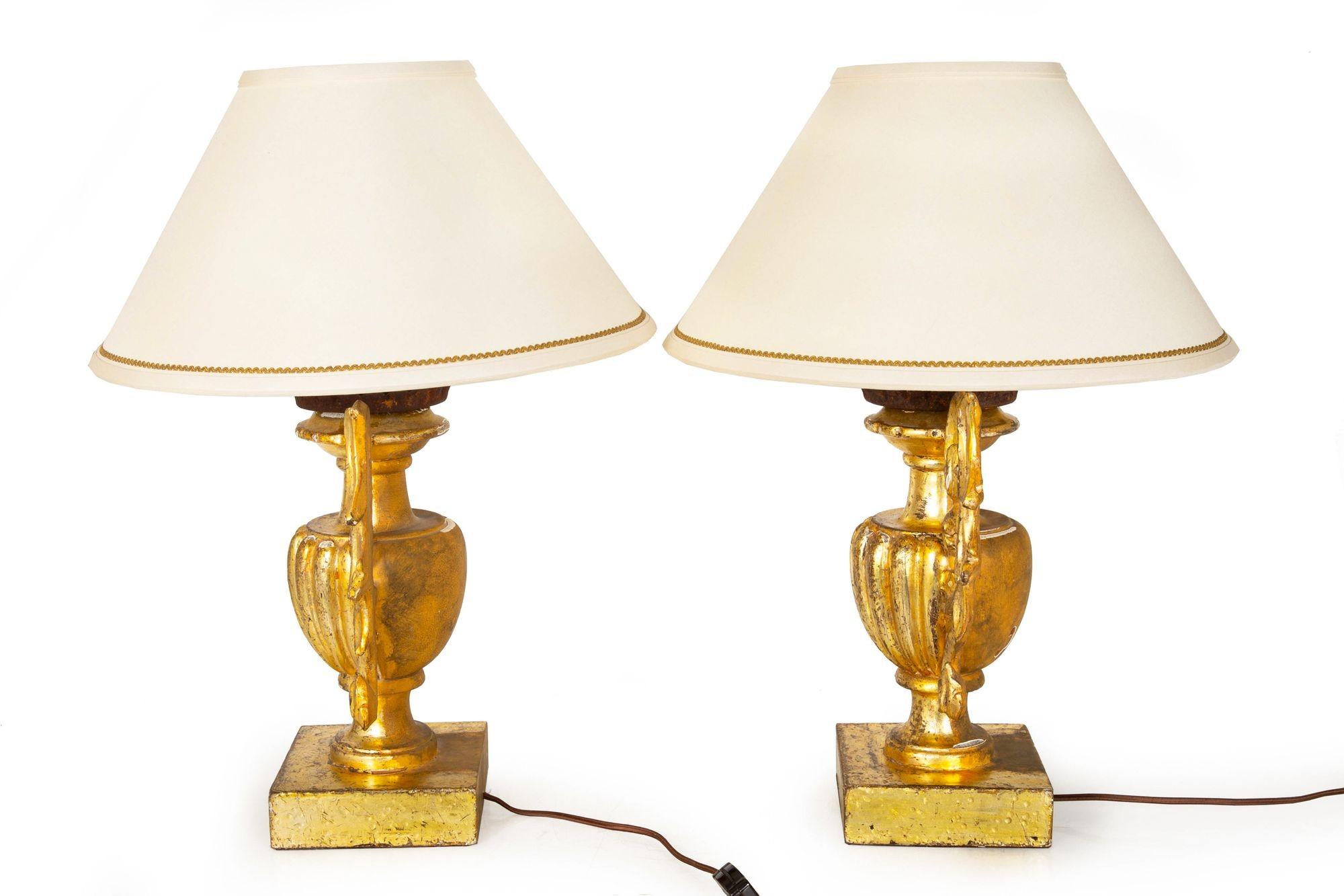 Rococo Paire de lampes de table en bois doré sculpté en vente
