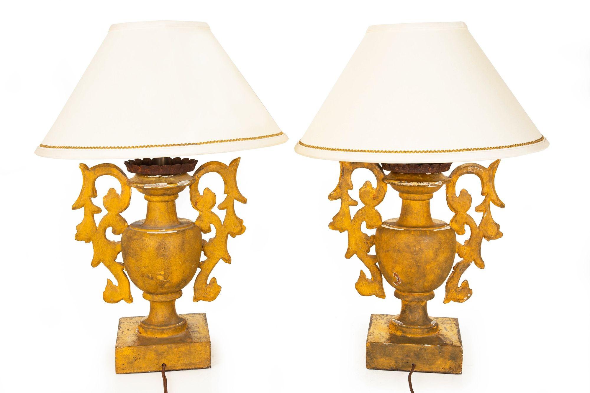 italien Paire de lampes de table en bois doré sculpté en vente