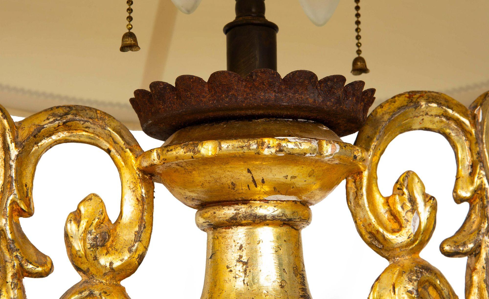 20ième siècle Paire de lampes de table en bois doré sculpté en vente
