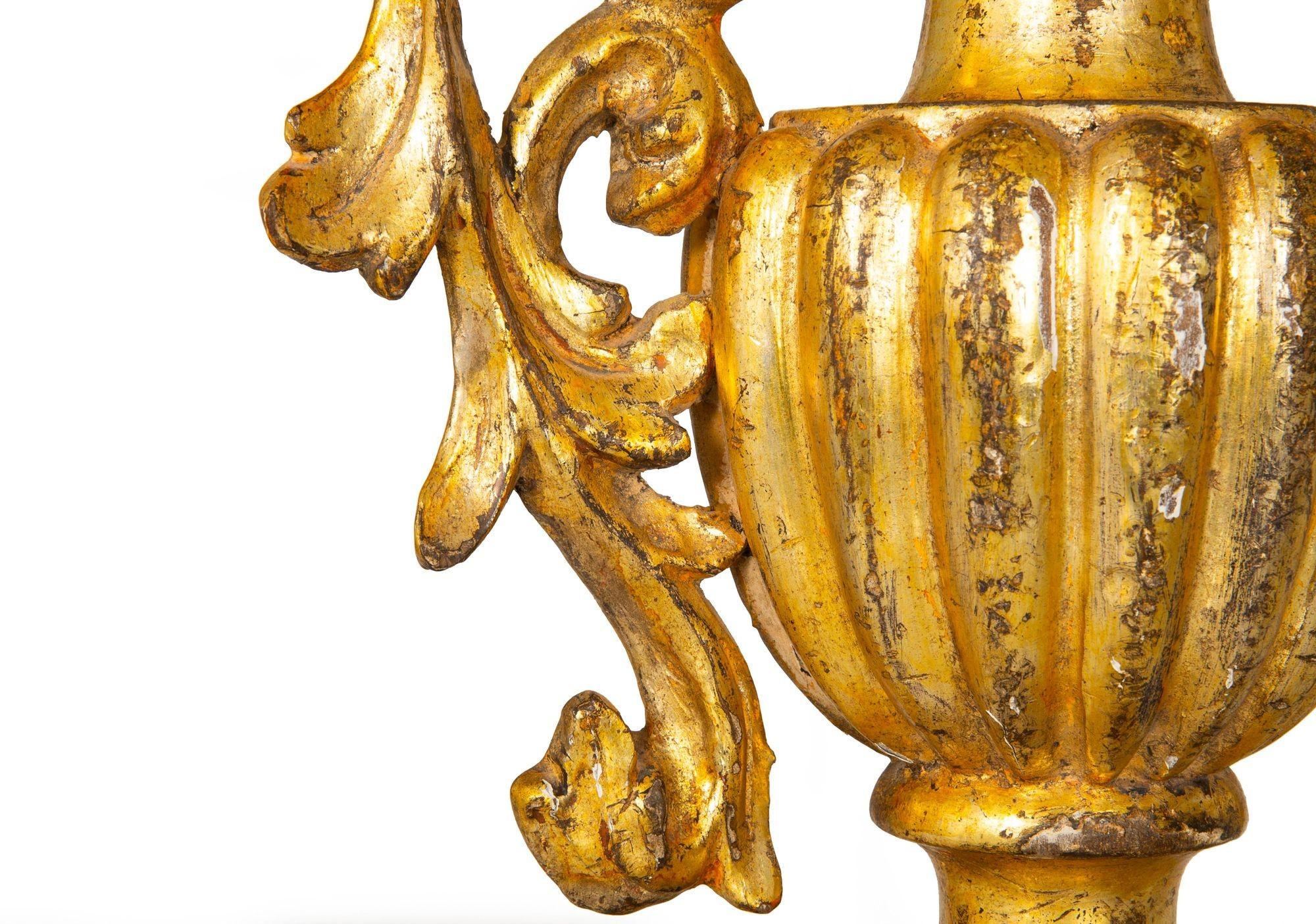 Paire de lampes de table en bois doré sculpté en vente 2