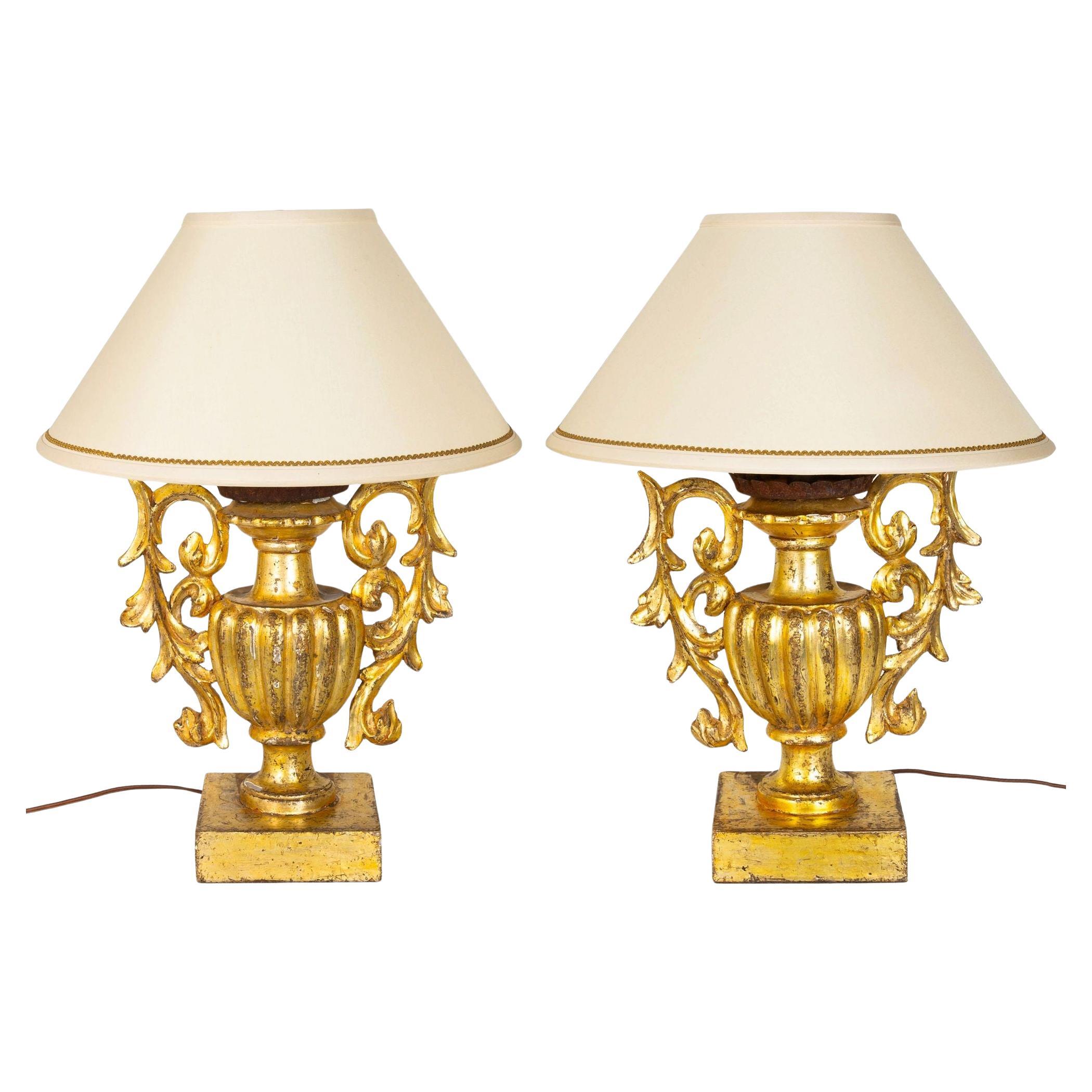 Paire de lampes de table en bois doré sculpté