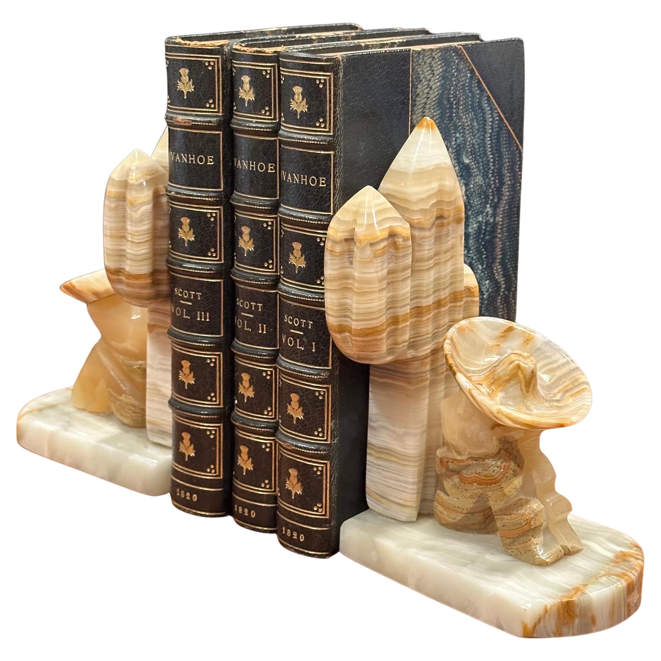Vintage Pair of Carved Mexican Onyx Stone Bookends In Good Condition For Sale In San Diego, CA