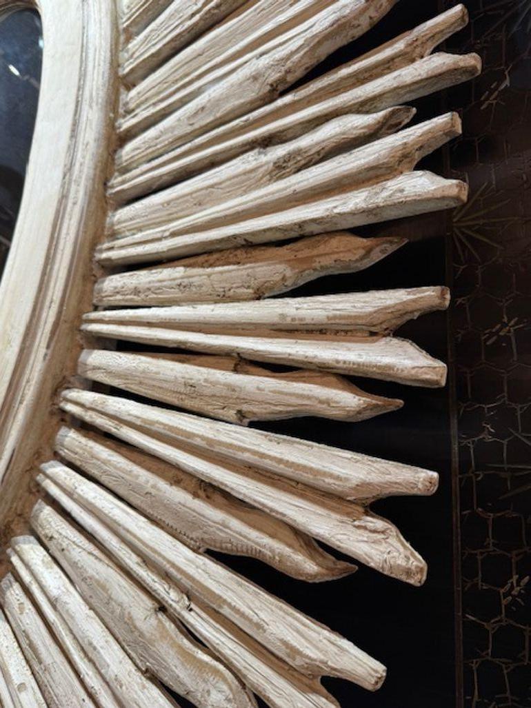 Italiano Coppia di specchi d'epoca intagliati a raggiera bianchi in vendita
