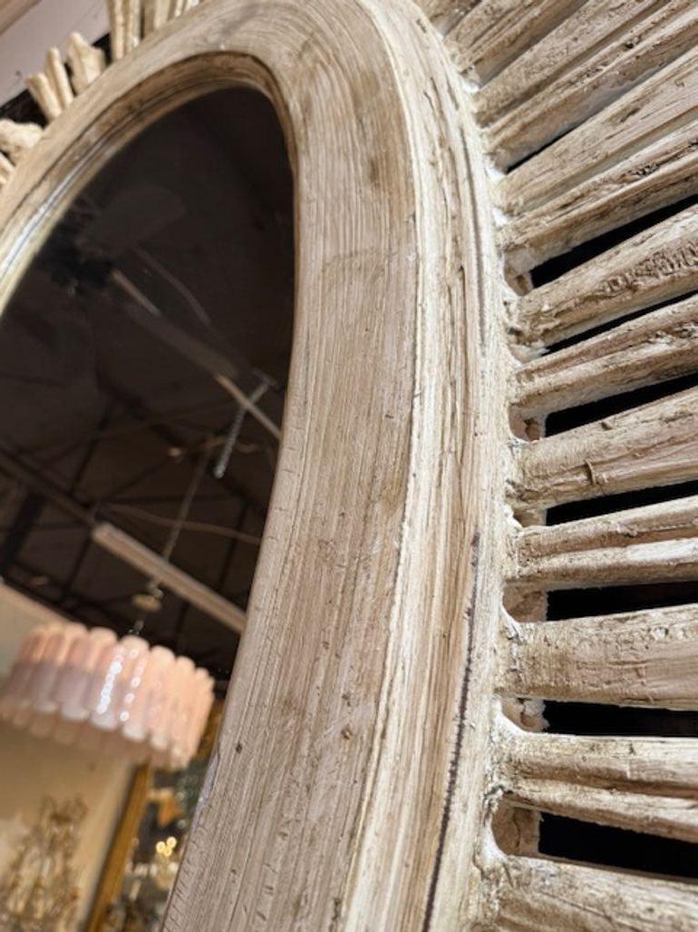 Intagliato Coppia di specchi d'epoca intagliati a raggiera bianchi in vendita