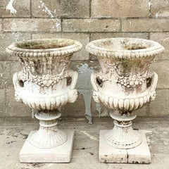 Vintage Pair von gegossenem Beton Swag Urnen - ein Paar