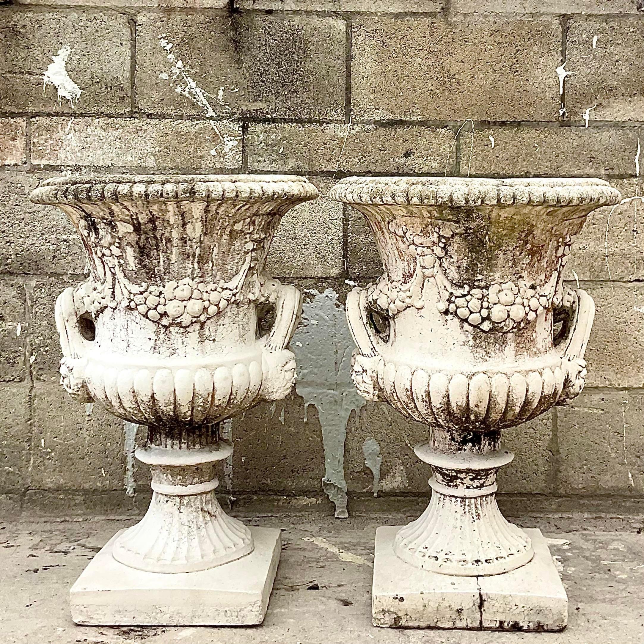 20ième siècle Paire d'urnes en béton moulé - une paire en vente