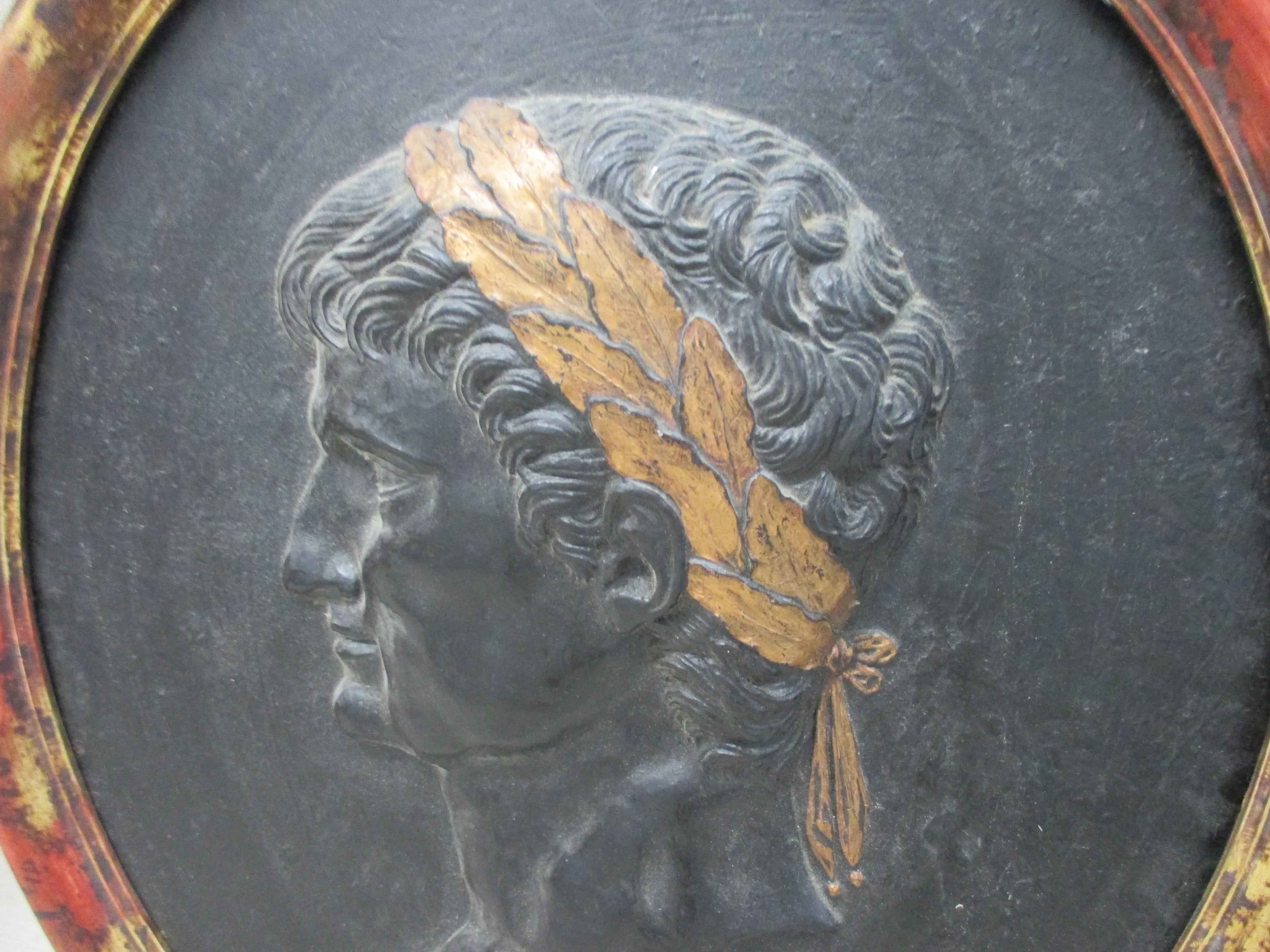 Vieille paire de plaques ovales moulées d'empereurs romains
États-Unis, années 1970
Cadres ovales en bois peint
Taille : 27.5 