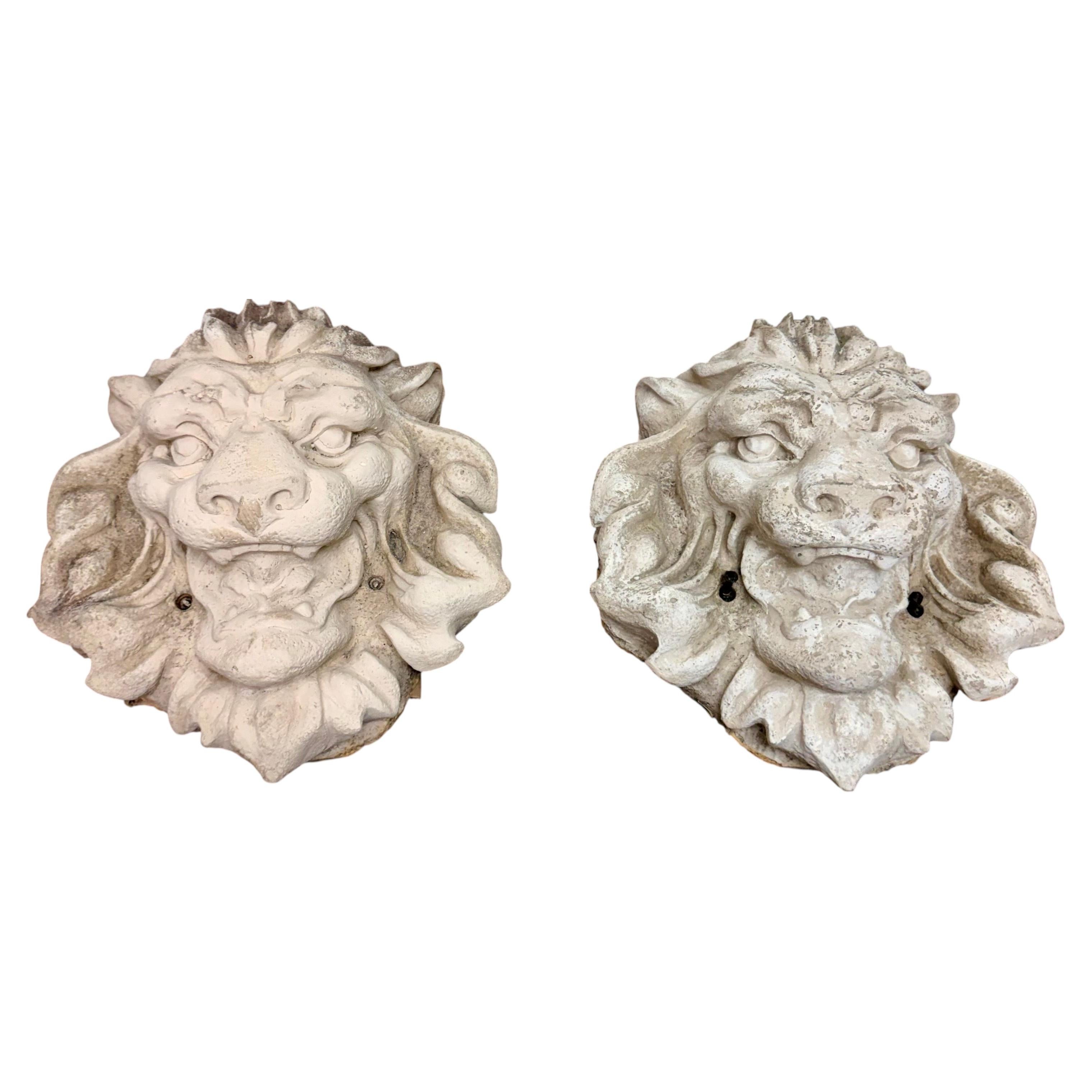 Coppia di teste di leone in pietra colata d'epoca, XIX secolo, decorazione da parete francese