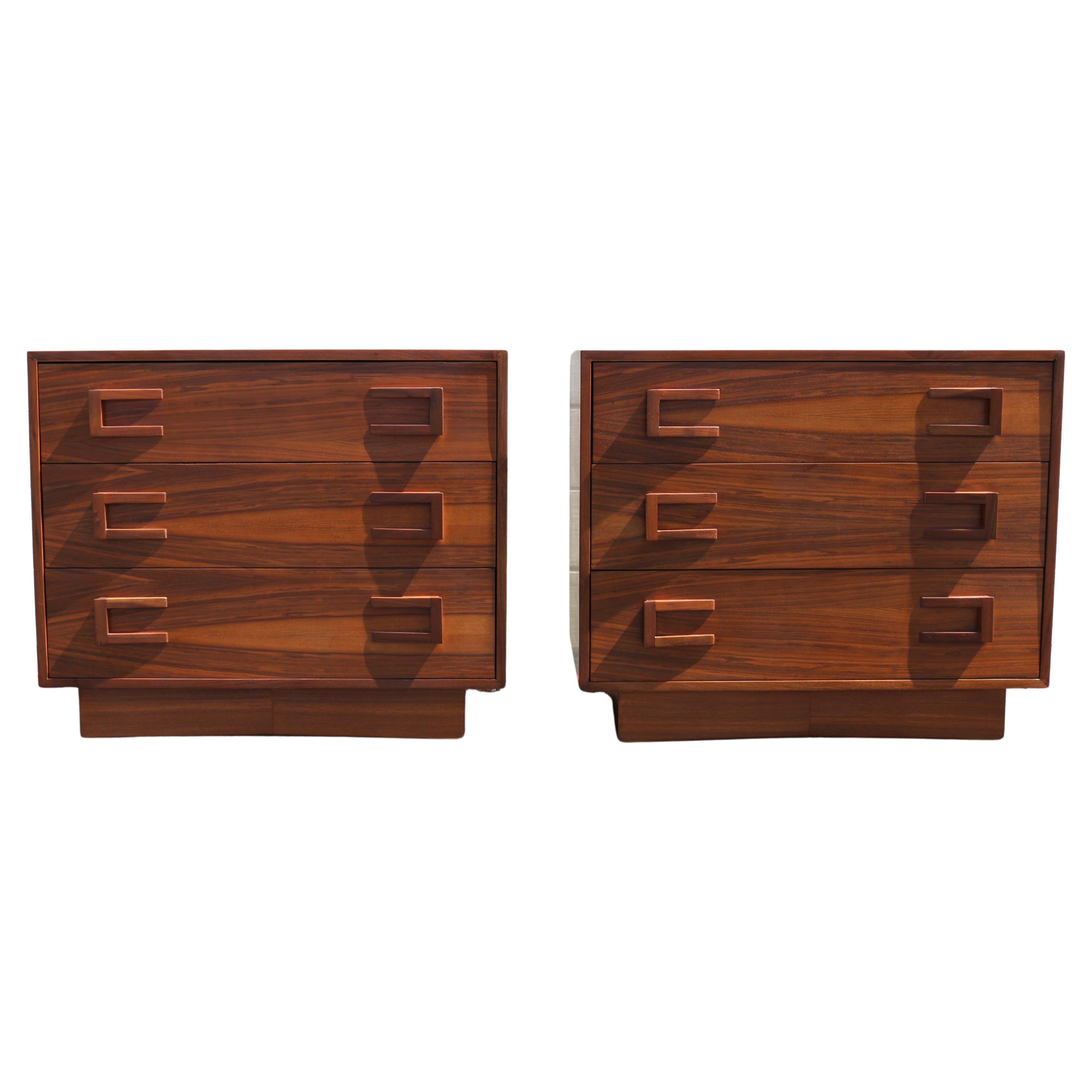 Coppia di cassettiere Cavalier "Stow Away" in legno di cedro d'epoca