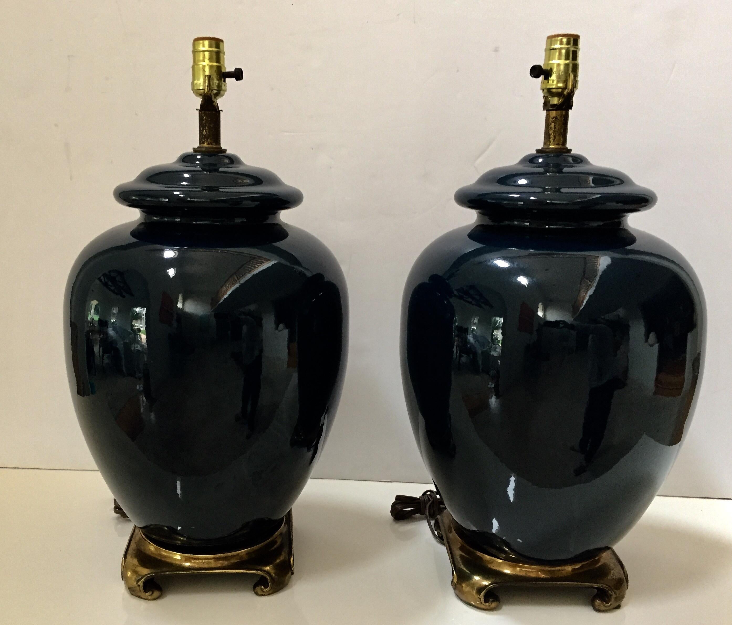 Paar kobaltblau glasierte Tischlampen aus Keramik (amerikanisch)