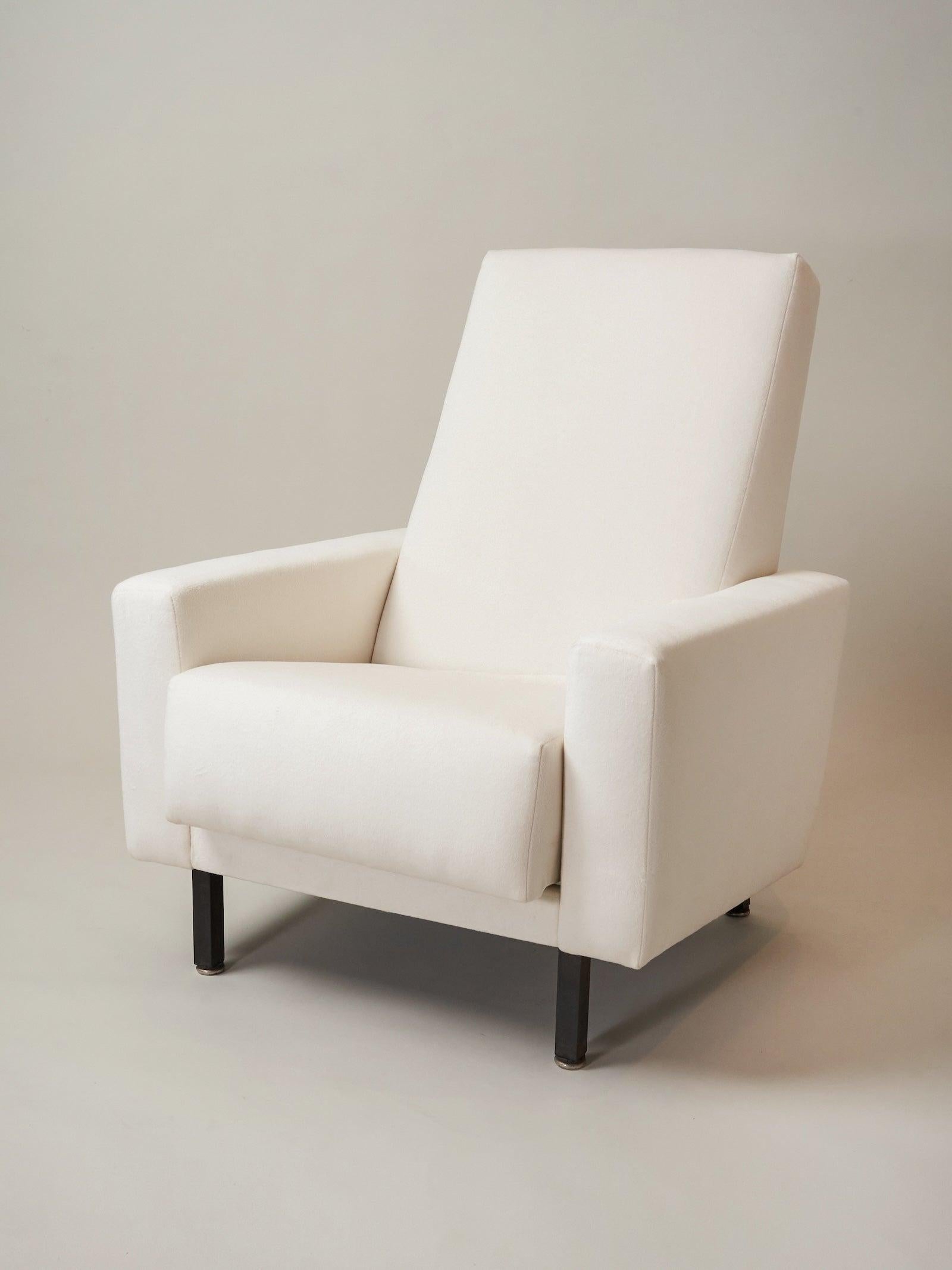 La lussureggiante tappezzeria Cream Cashmere è il rivestimento perfetto per le linee pulite e i braccioli a binario di questa coppia di poltrone MCM, con funzione di reclinazione manuale vintage.