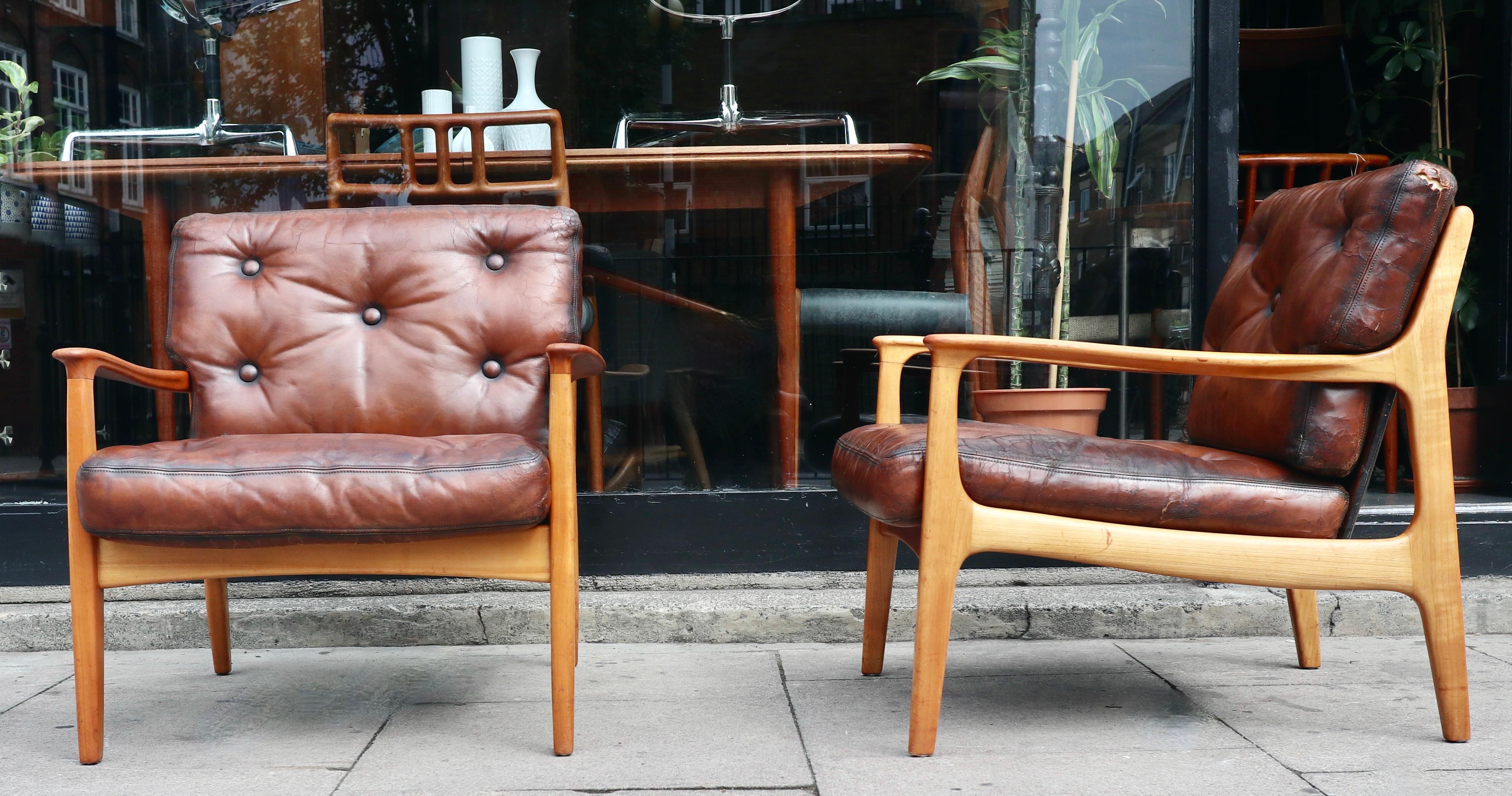 Paar Vintage-Loungesessel aus Kirschbaumholz und Leder von Eugen Schmidt für Soloform im Zustand „Starke Gebrauchsspuren“ im Angebot in London, GB