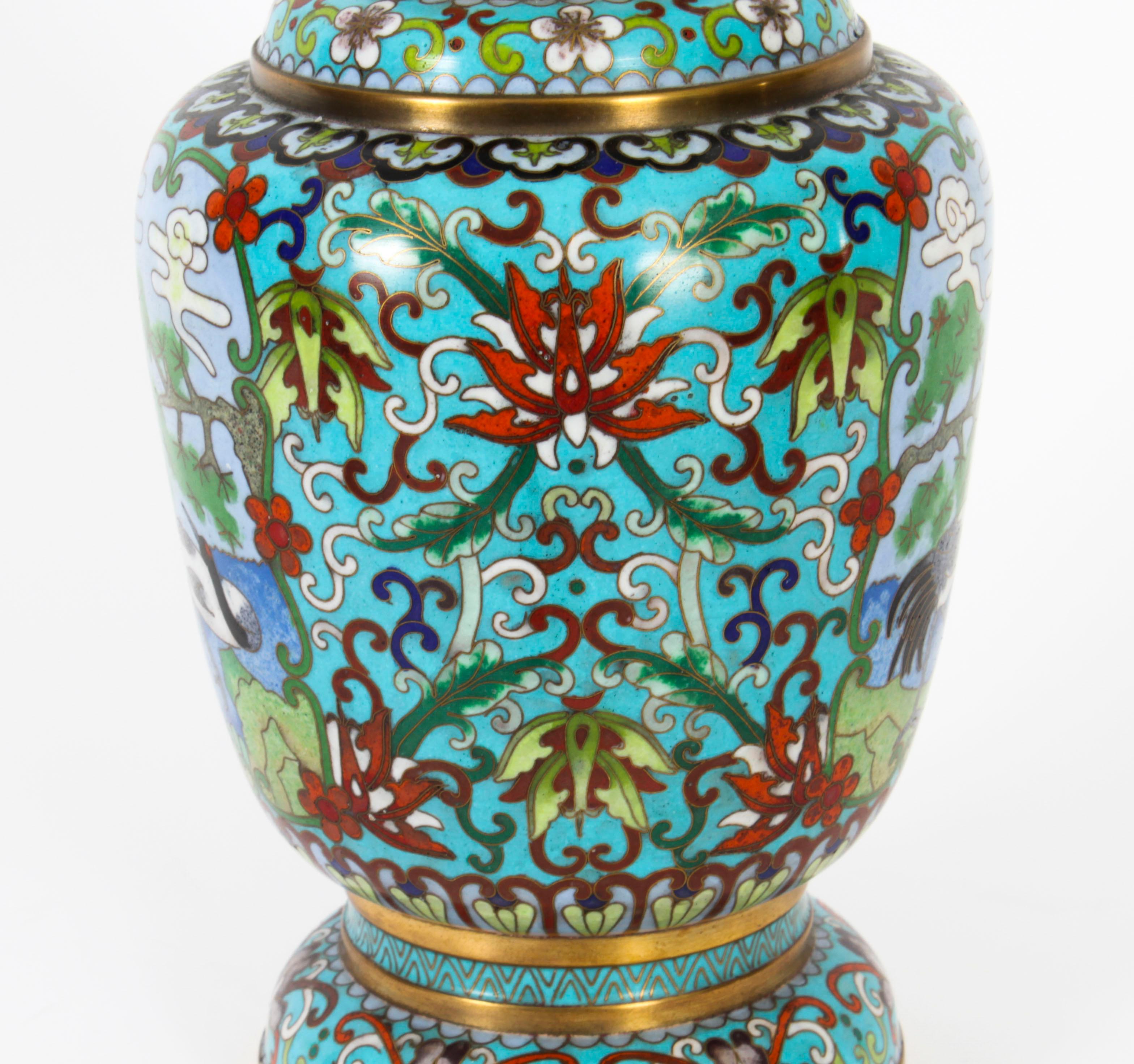 Paire de vases chinois cloisonnés et émaillés C.I.C., 20e siècle en vente 1