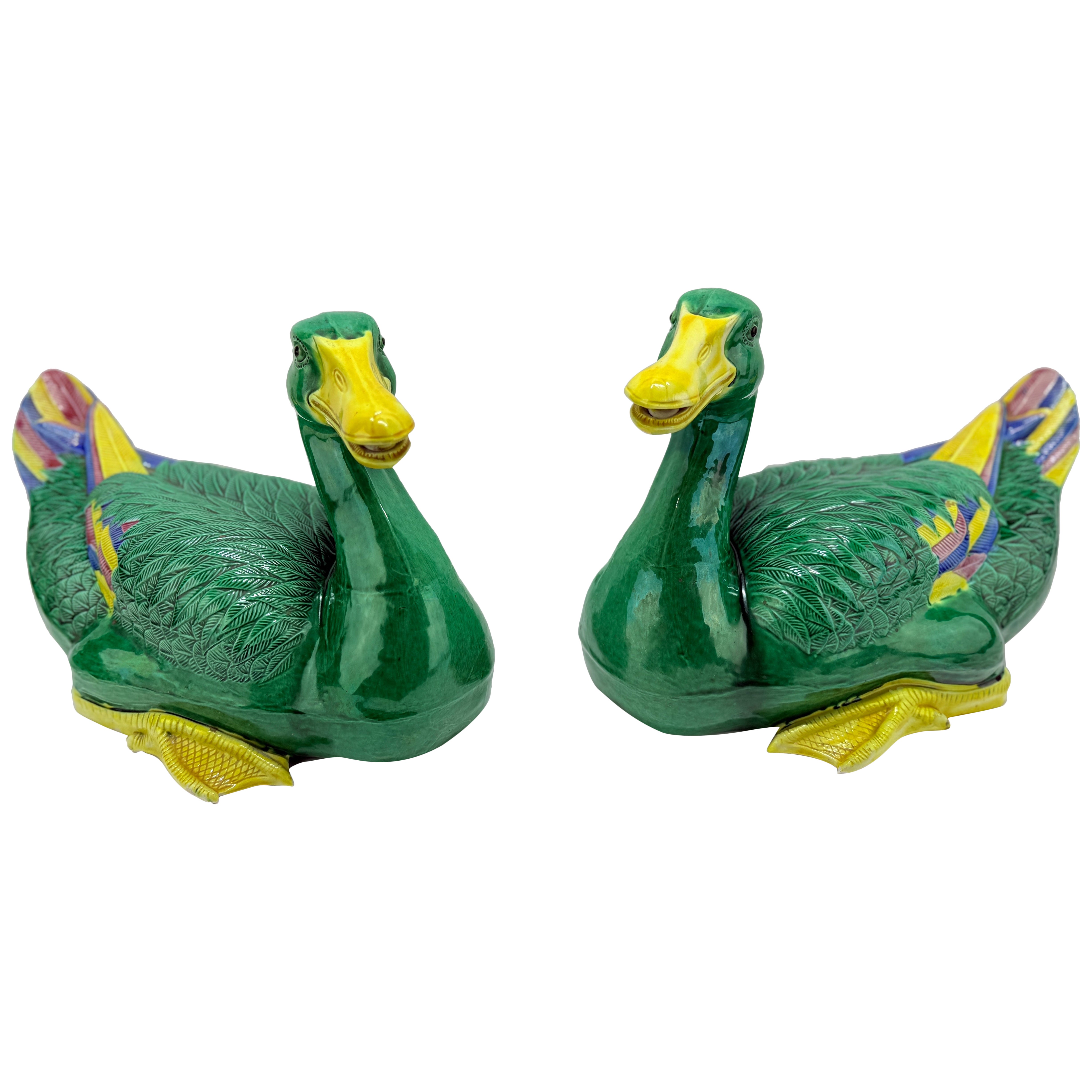 Vintage Paire de figurines de canard en porcelaine d'exportation chinoise à glaçure verte et jaune