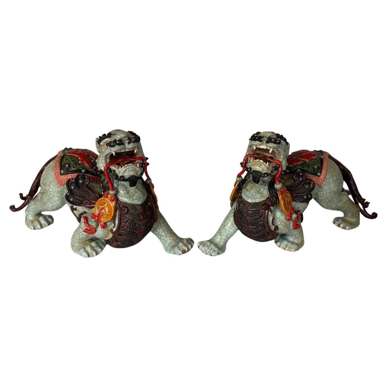 Vintage Pair of Chinese Guardian Lions, Foo Dogs oder Shishi sind symbolisch,
Schutzfiguren, die in der chinesischen Geschichte eine wichtige Rolle spielen
Kunst und Kultur seit Jahrhunderten. Diese Fabelwesen sind oft
paarweise abgebildet, wobei