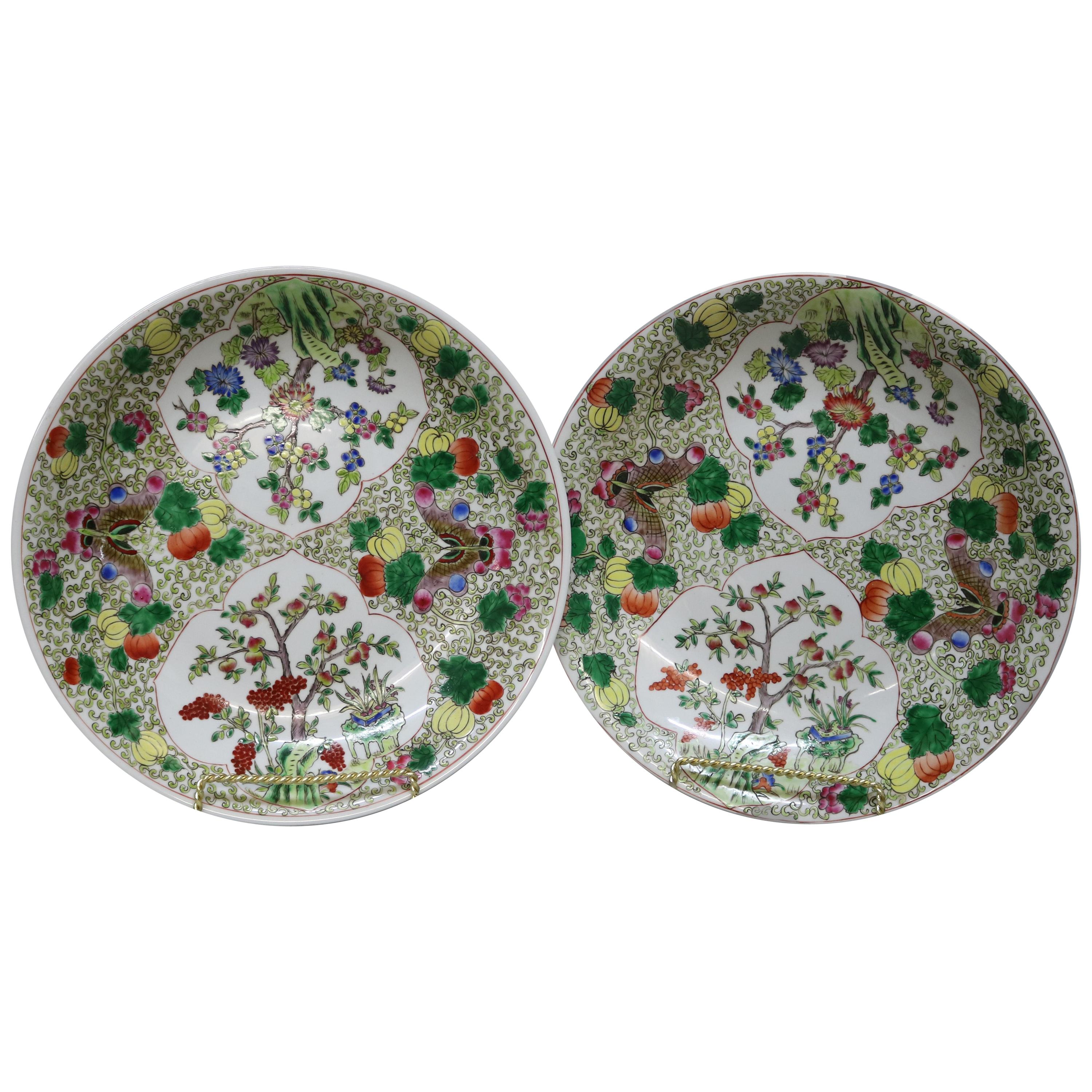 Paire d'assiettes de présentation vintage en porcelaine chinoise avec papillons et scène de jardin en vente