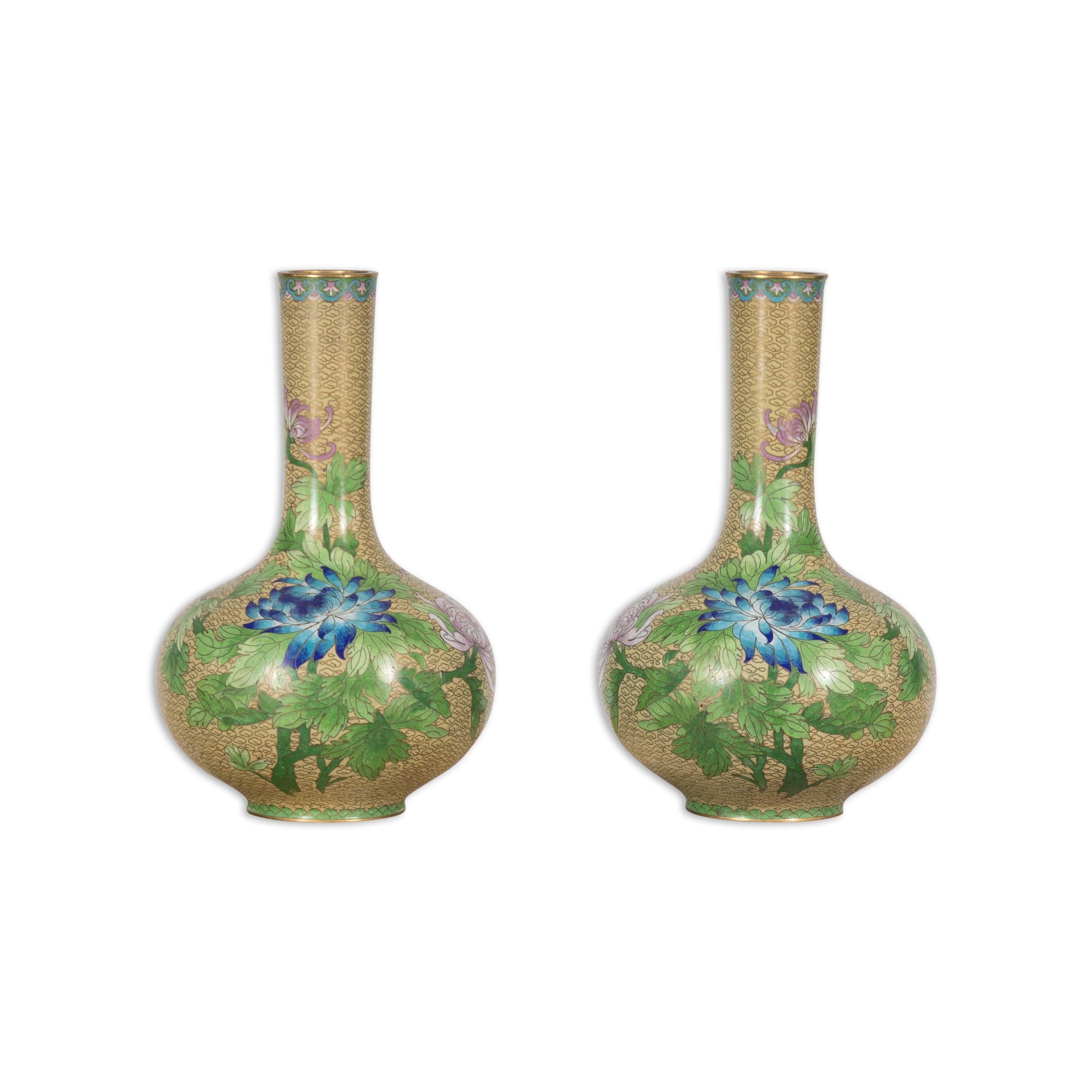 Vintage Pair of Floral Chinese Vases For Sale 12