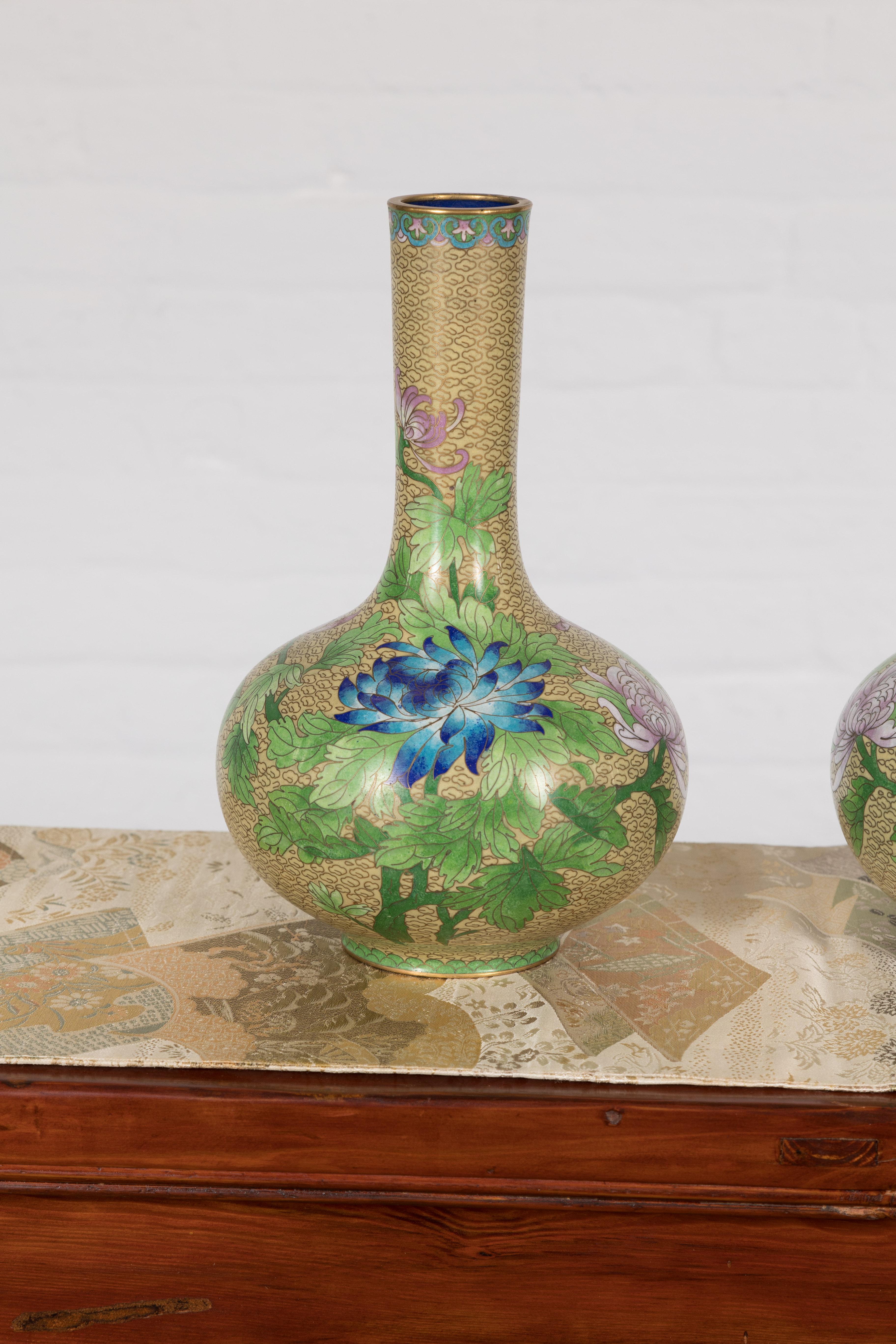 Vintage Pair of Floral Chinese Vases In Good Condition For Sale In Yonkers, NY