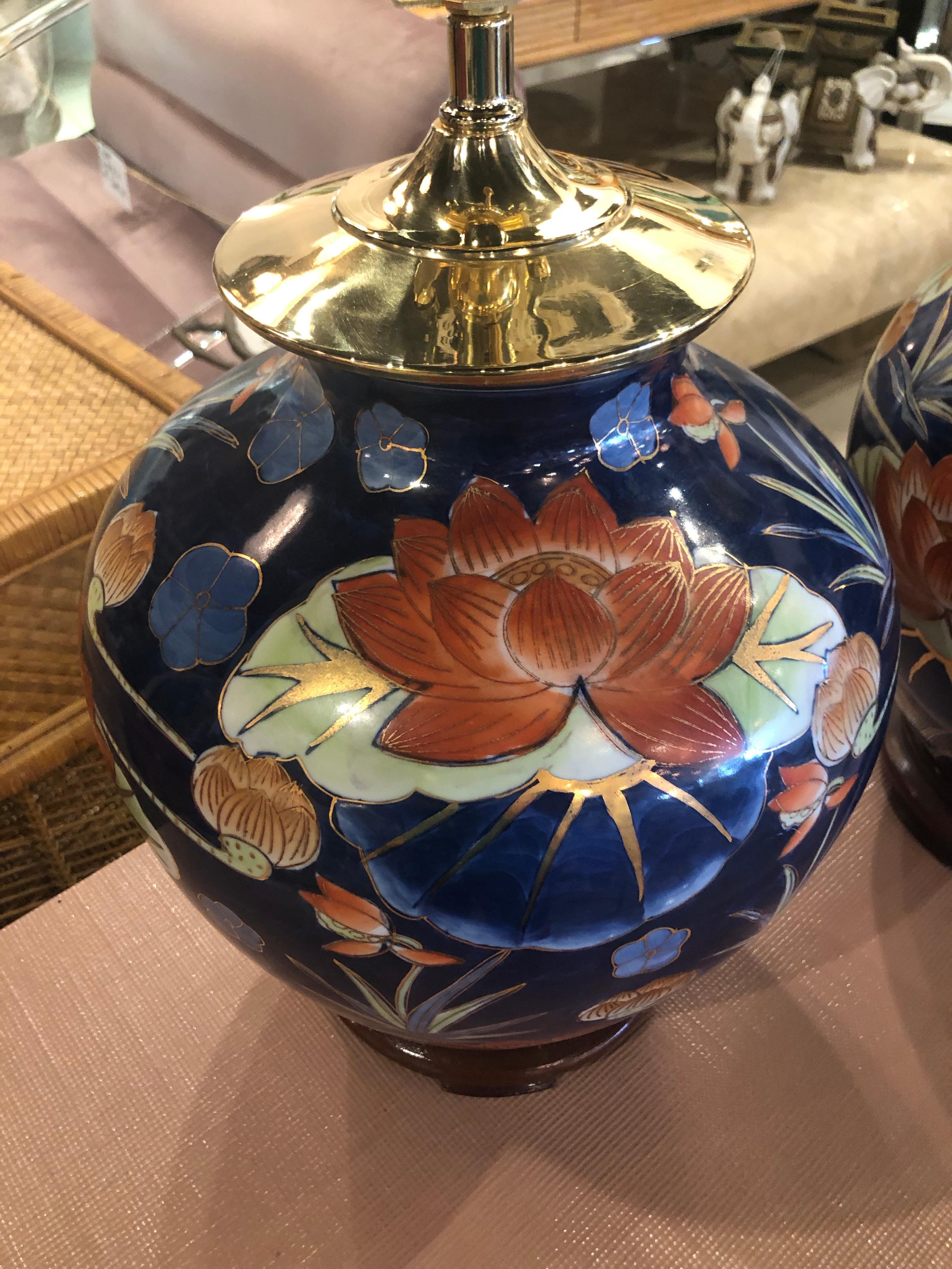 Vintage Pair of Chinoiserie Lotus Table Lamps Orange & Navy Blue Brass Pagoda In Excellent Condition In West Palm Beach, FL