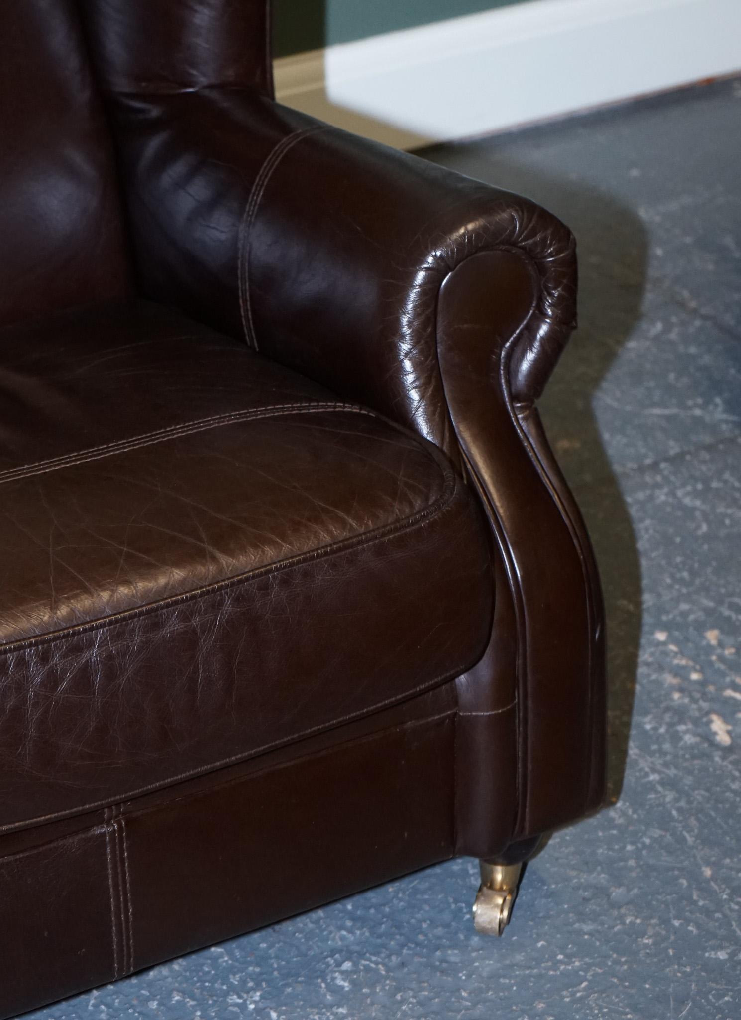 Cuir ViNTAGE PAIRE DE CHAISES WINGBACK EN CUIR MARRON CHOCOLAT en vente