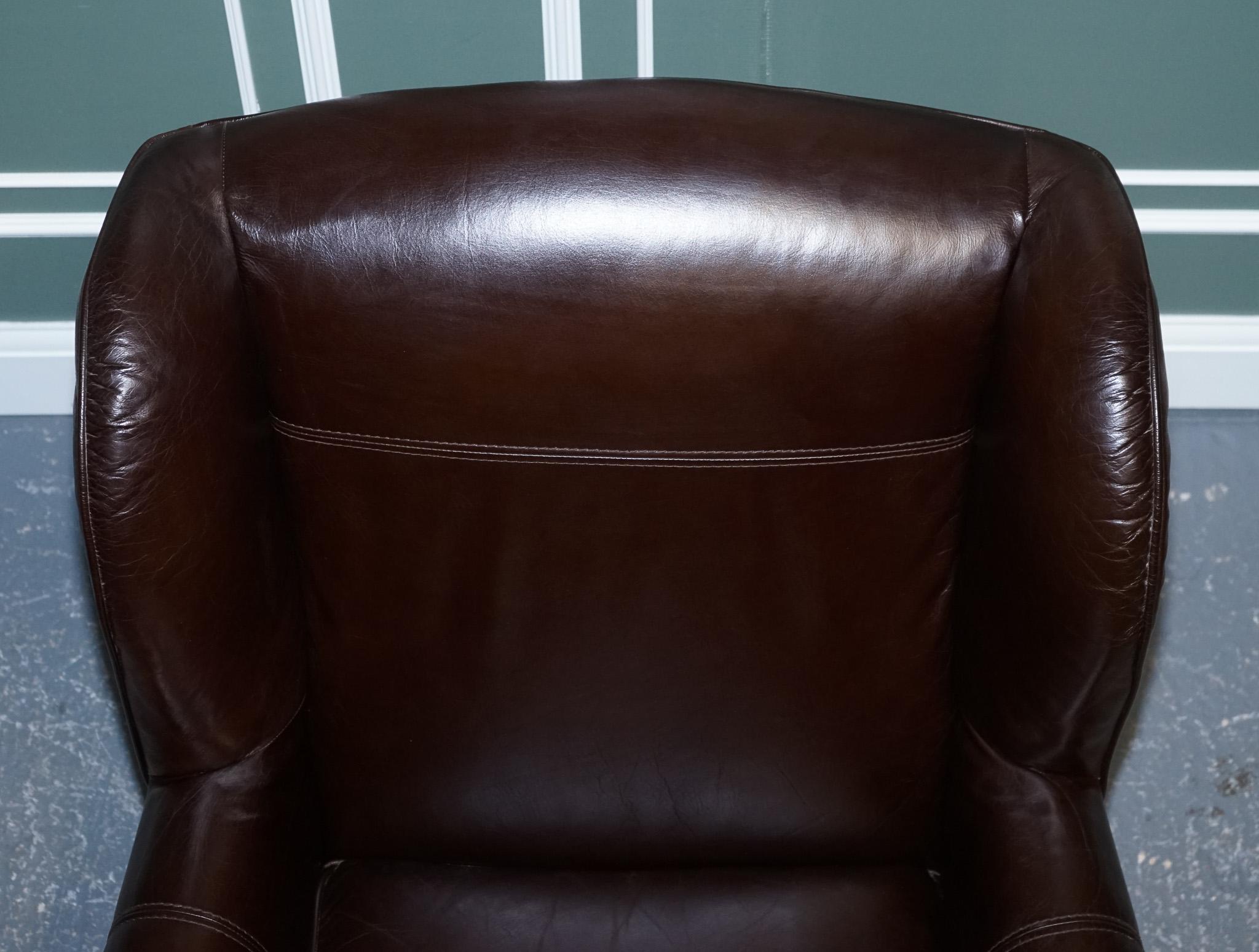 ViNTAGE PAIR OF CHOCOLATE BROWN LEATHER WINGBACK CHAIRS For Sale 1