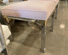 Paire de tabourets d'ottomans vintage chromés et rembourrés en laiton et velours rose